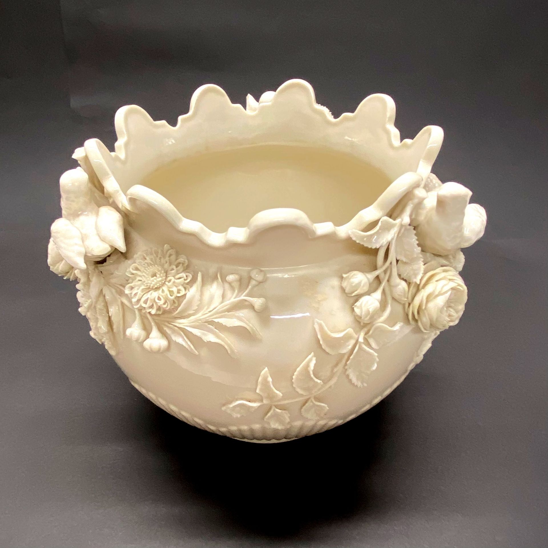 An Irish Belleek porcelain bowl Dia. 25cm x H. 20cm. Small pre-firing chip to base. - Image 2 of 7