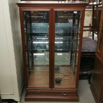 A mahogany four shelf mirror backed display cabinet, 150 x 88 x 40cm.
