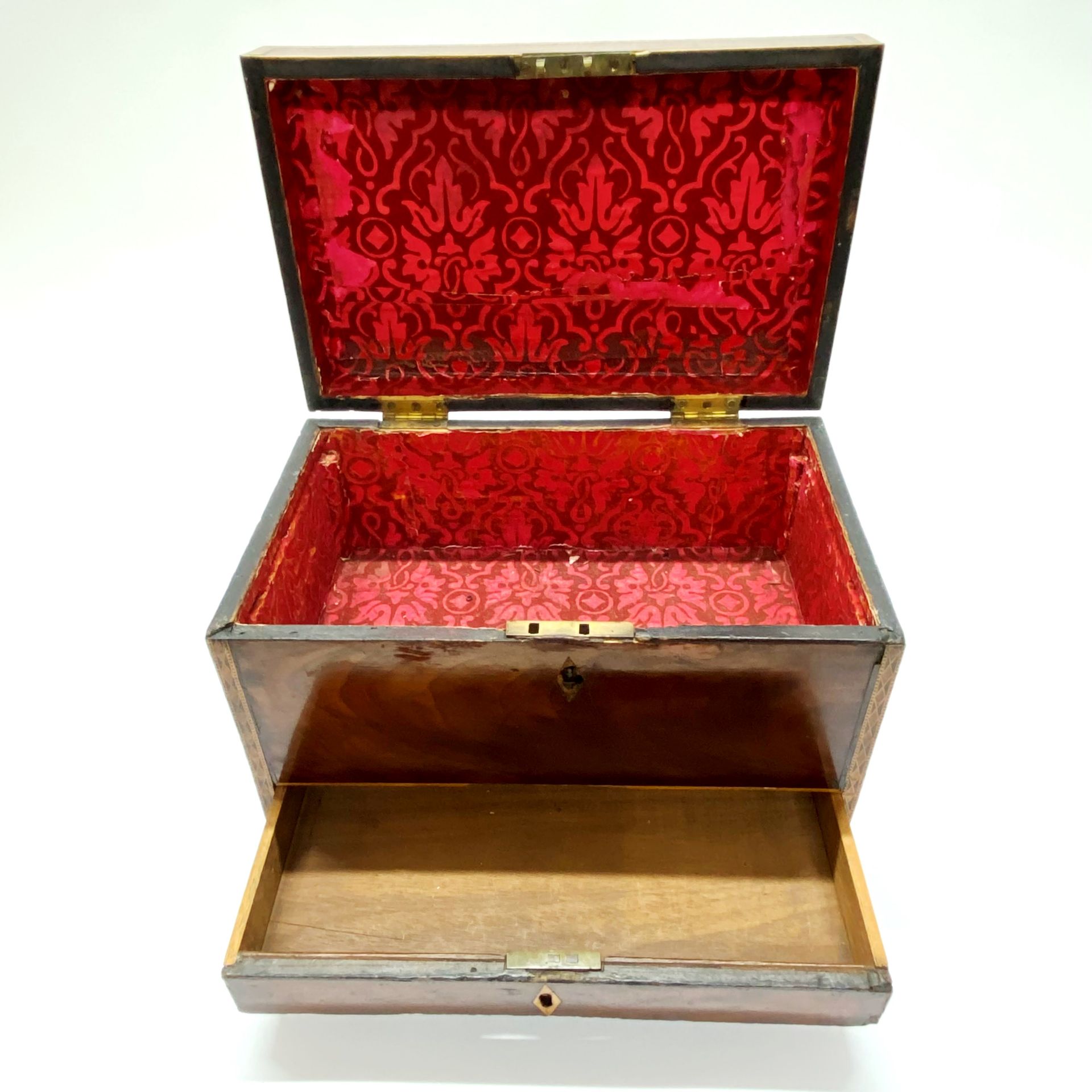 A Georgian mahogany vaneered marquetry decorated box Size. 33cm x 22cm x 20cm. - Image 3 of 3