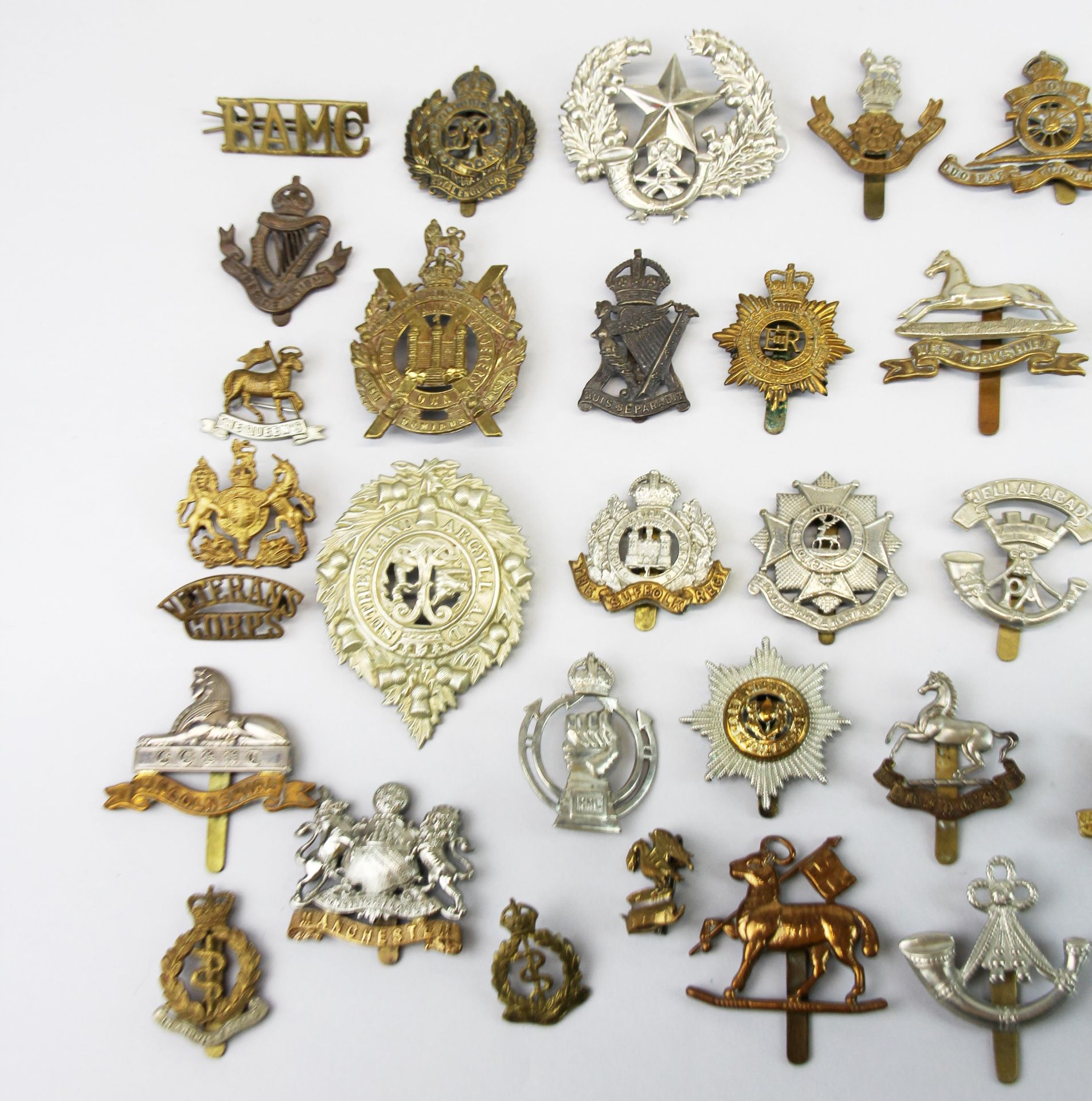 An extensive collection of military cap badges. - Image 2 of 4