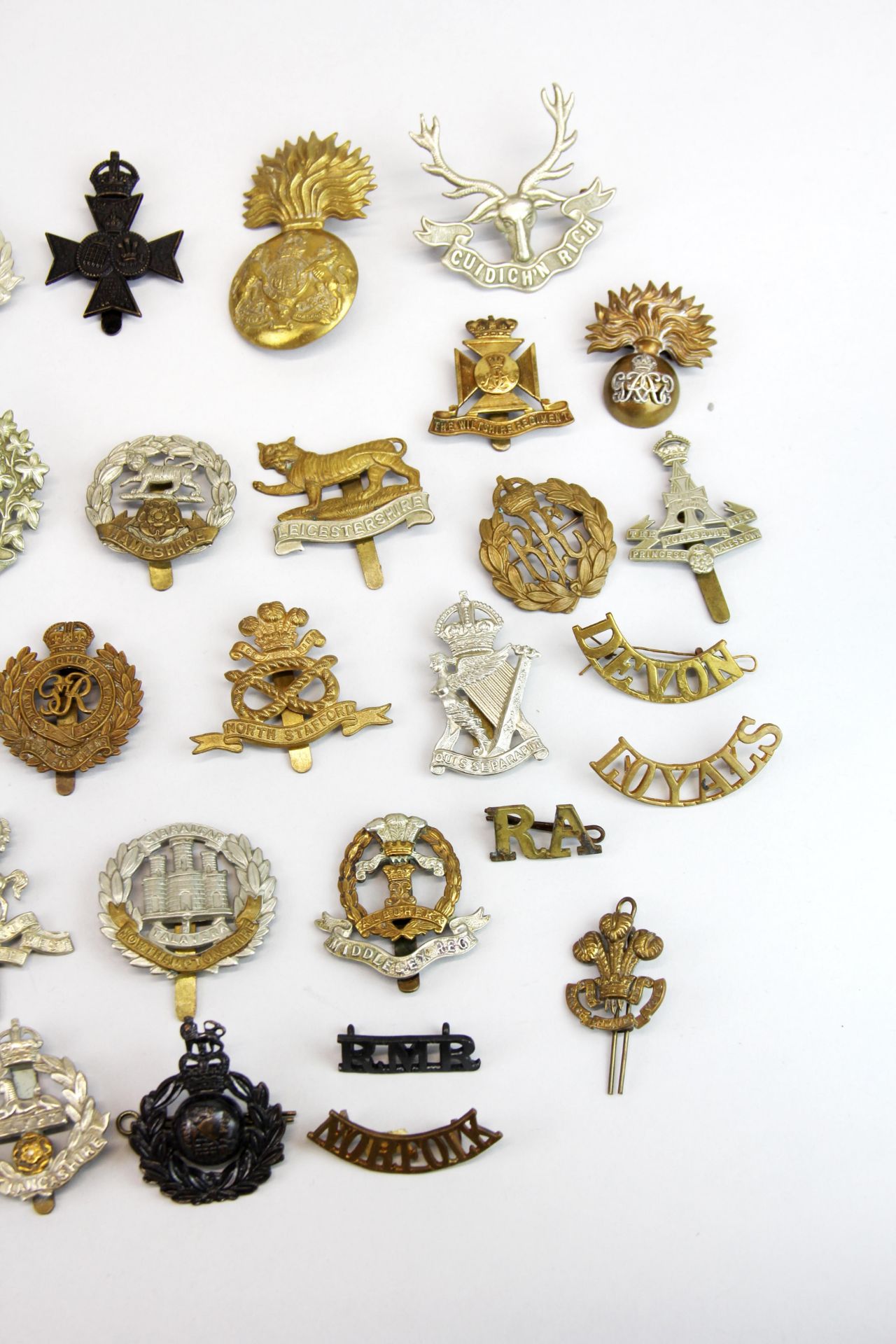 An extensive collection of military cap badges. - Image 4 of 4