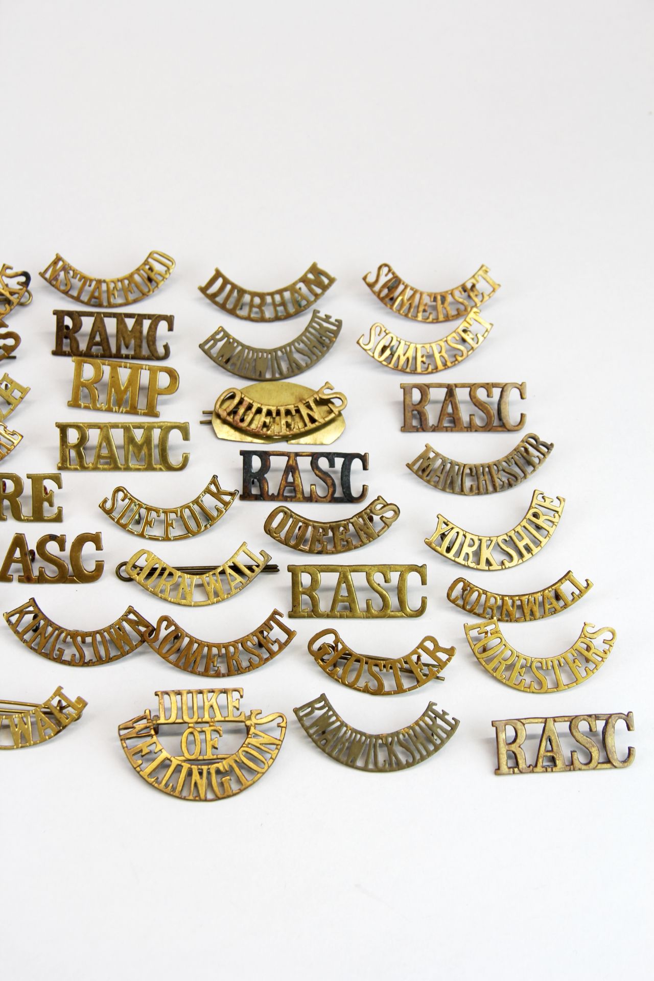 A quantity of mixed military badges. - Image 3 of 3