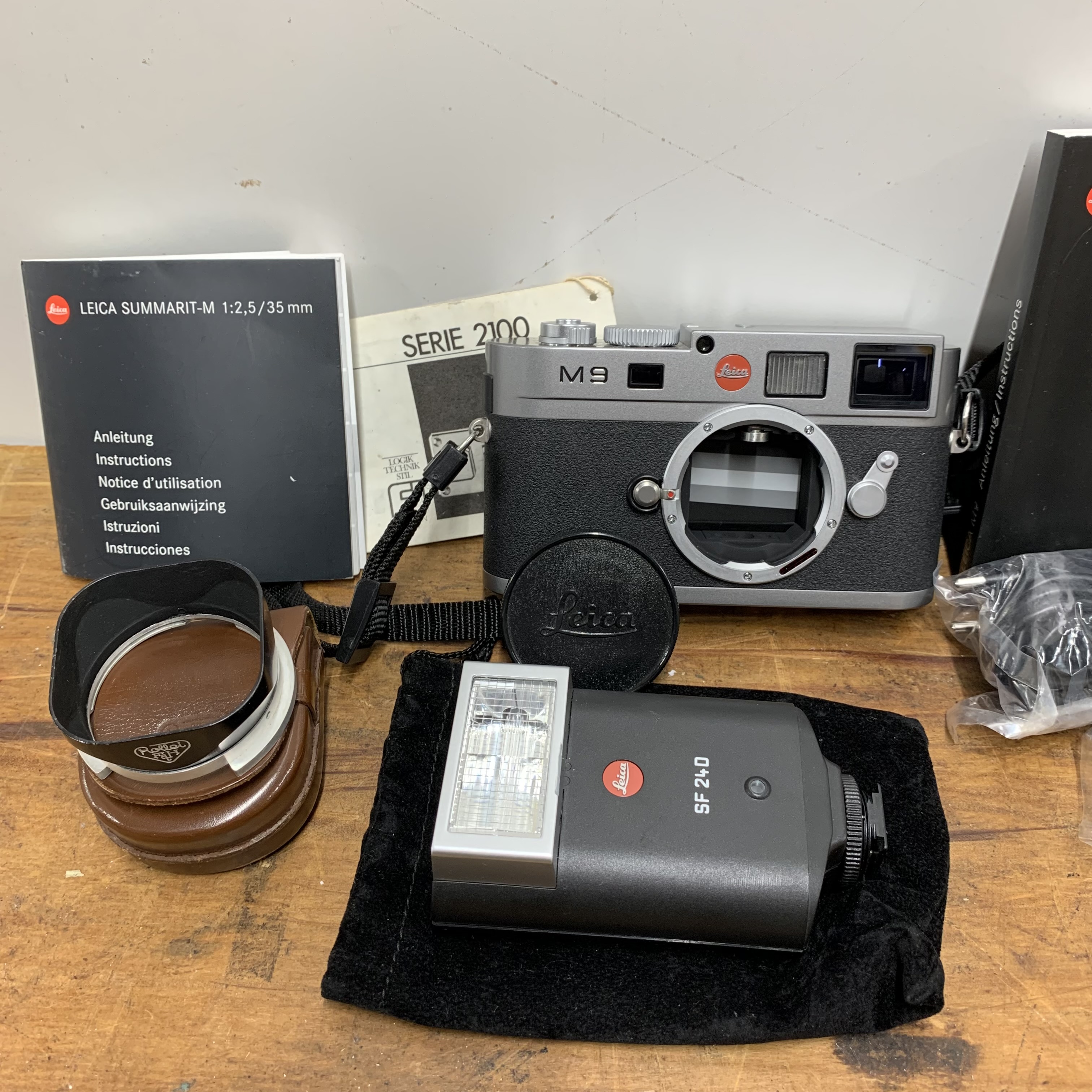 A Leica m9 camera with 3 different lenses and accessories and instruction manual in a high quality - Image 11 of 13