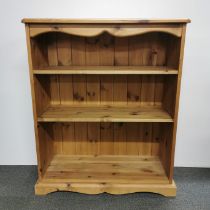 A small pine three section bookshelf, 96 x 80 x 33cm.