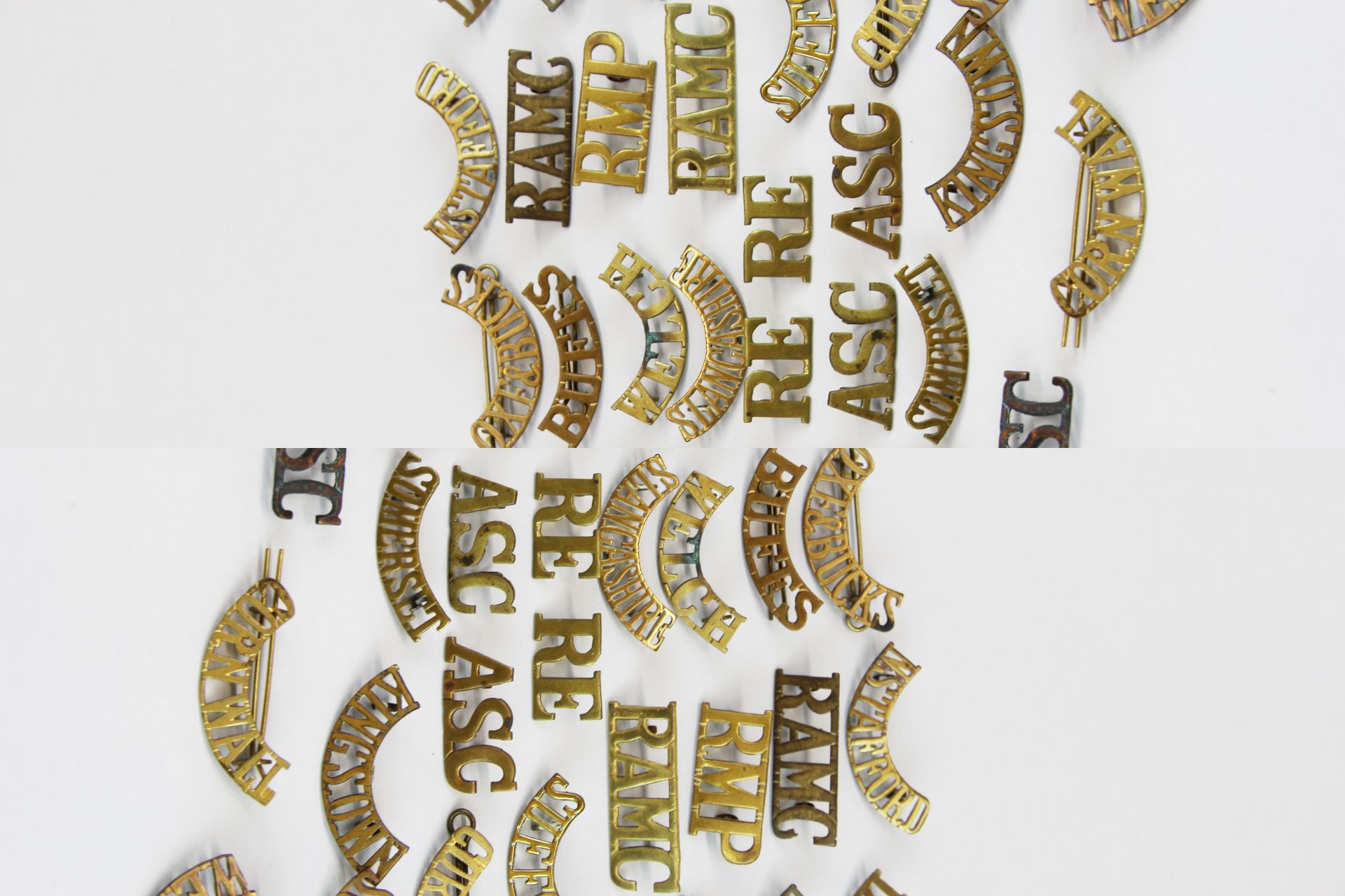 A quantity of mixed military badges. - Image 2 of 3