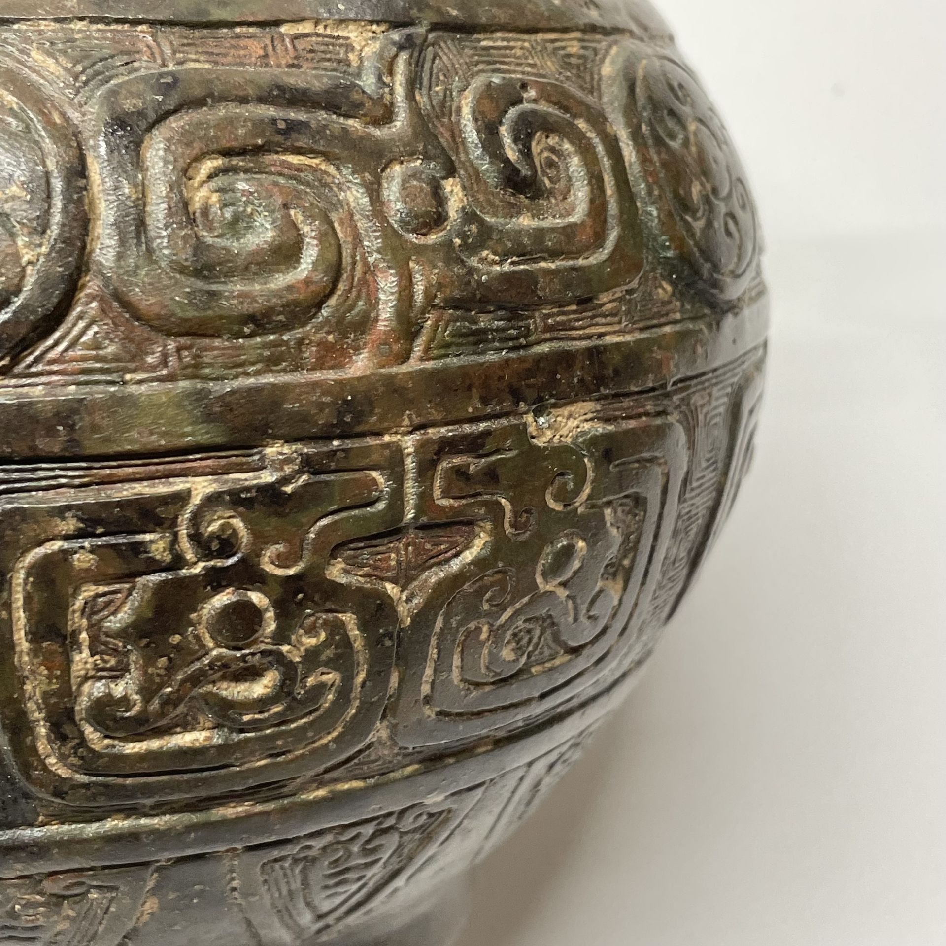An interesting Chinese archaic form bronze hanging vessel Dia. 18cm x H. 20cm - Image 3 of 3