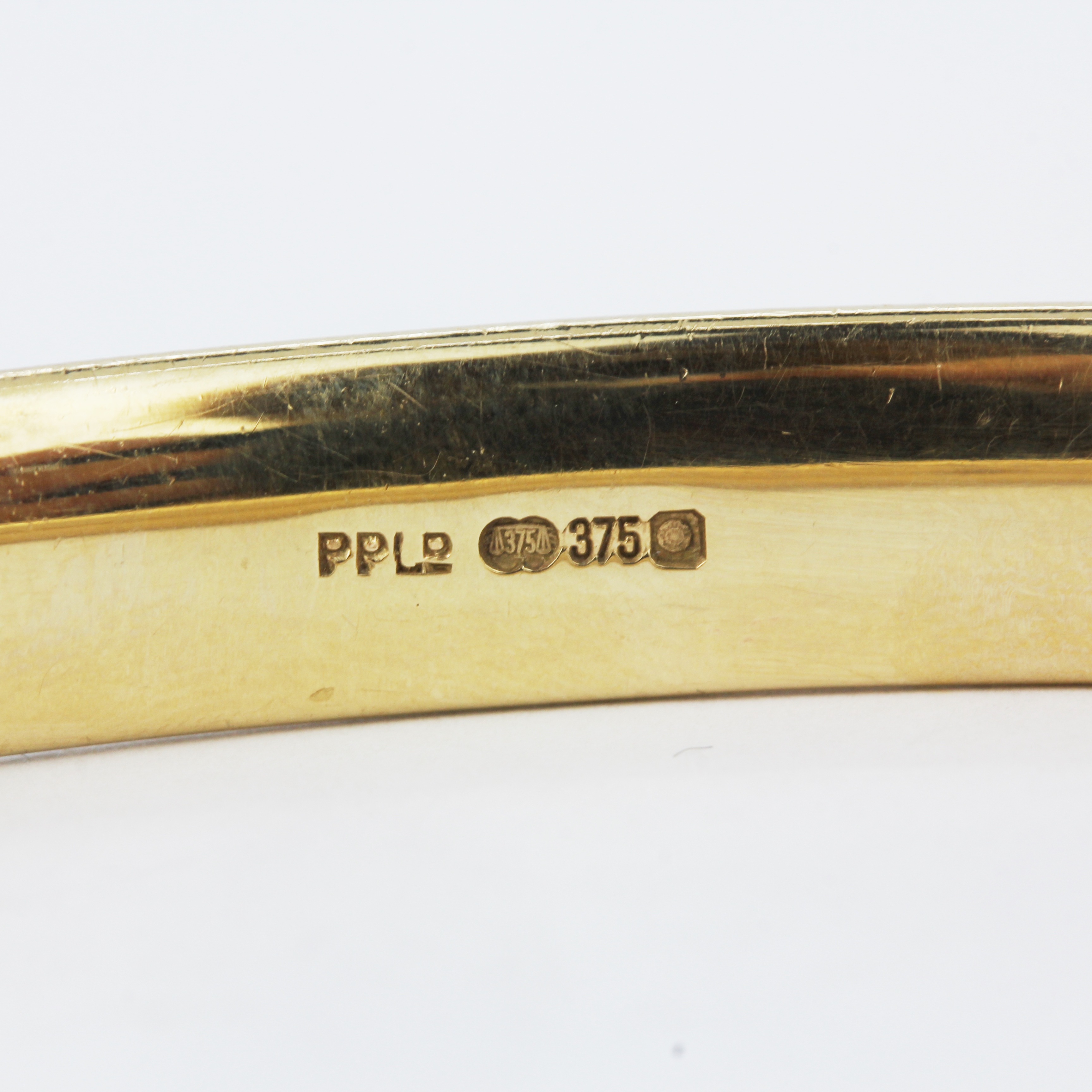 A heavy 9ct yellow gold bangle, internal L. 6.5cm. - Image 4 of 4