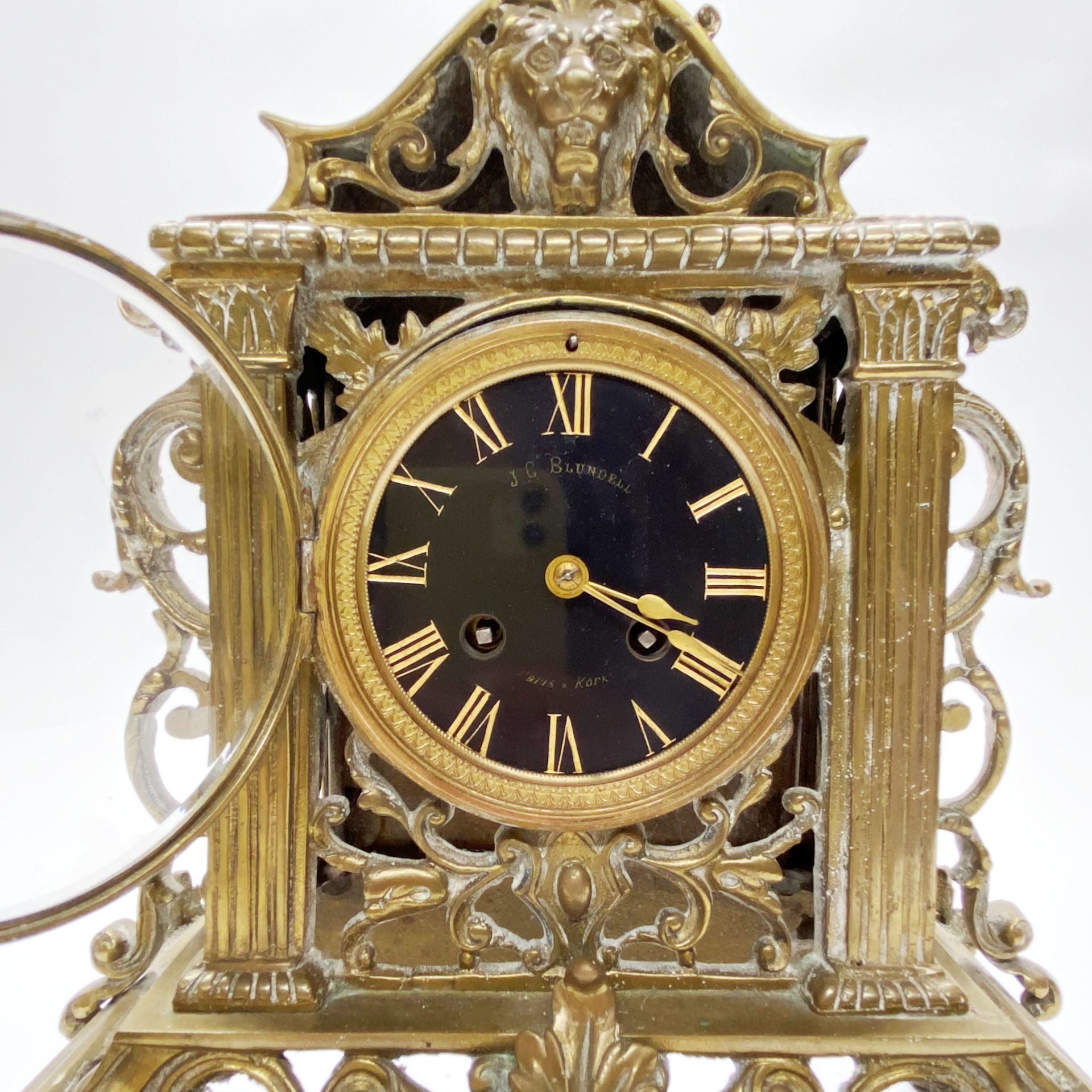 An early 20thC brass striking mantle clock H.45cm. - Image 2 of 4