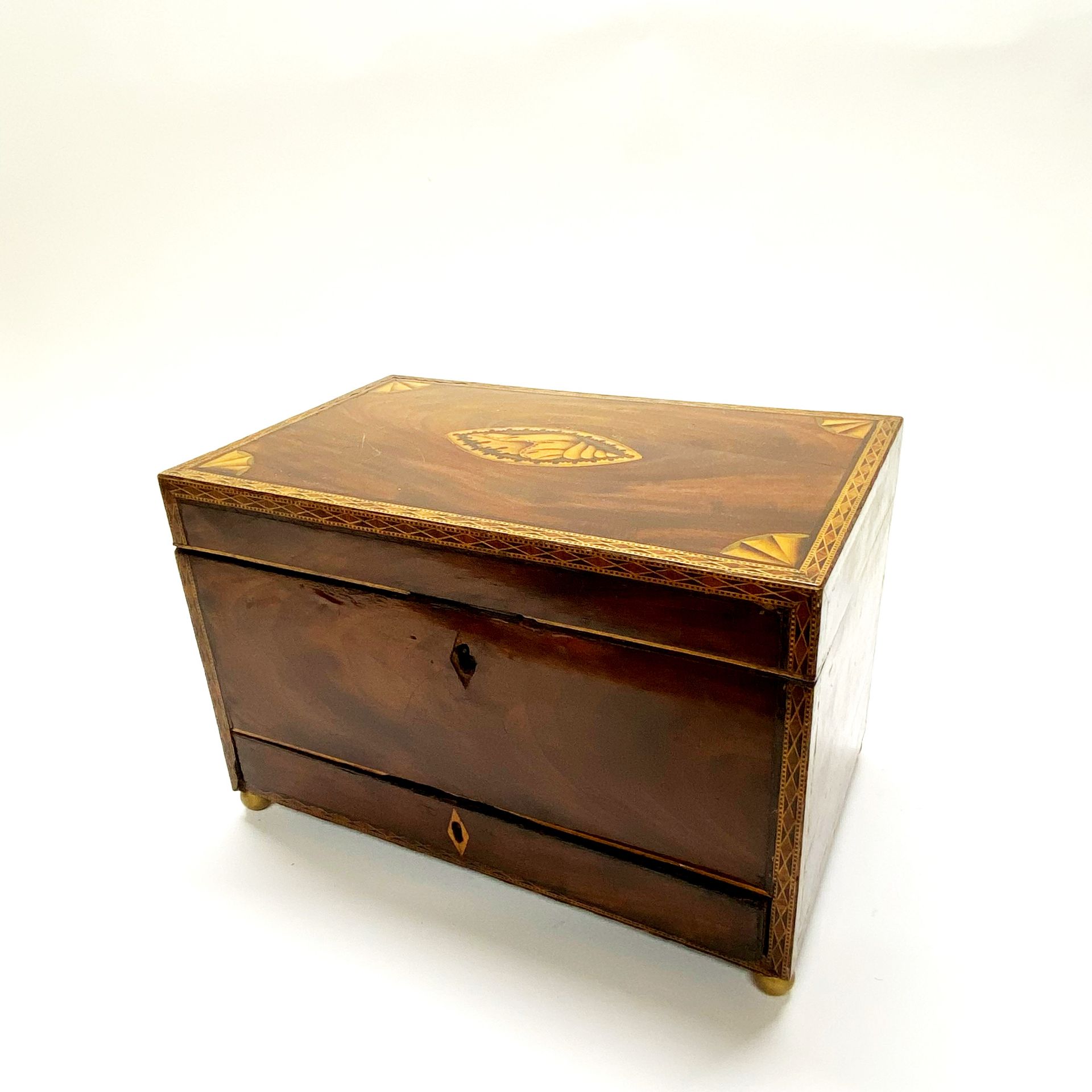 A Georgian mahogany vaneered marquetry decorated box Size. 33cm x 22cm x 20cm.