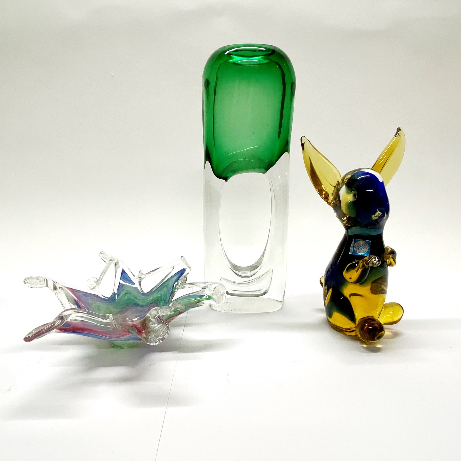 A group of four studio glass items Tallest H. 32cm. - Image 4 of 4