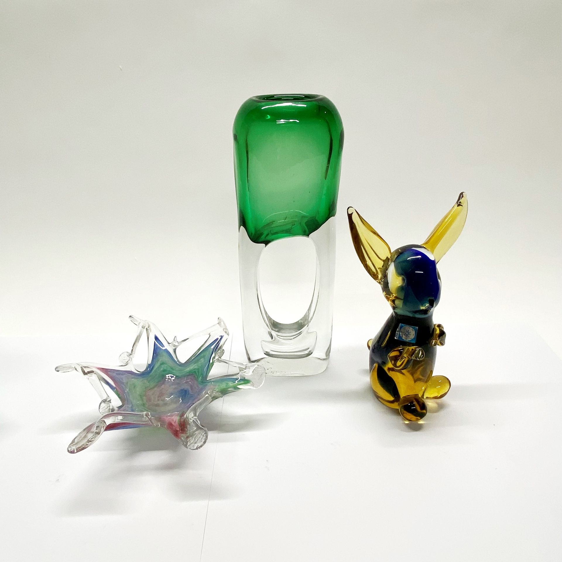 A group of four studio glass items Tallest H. 32cm. - Image 3 of 4