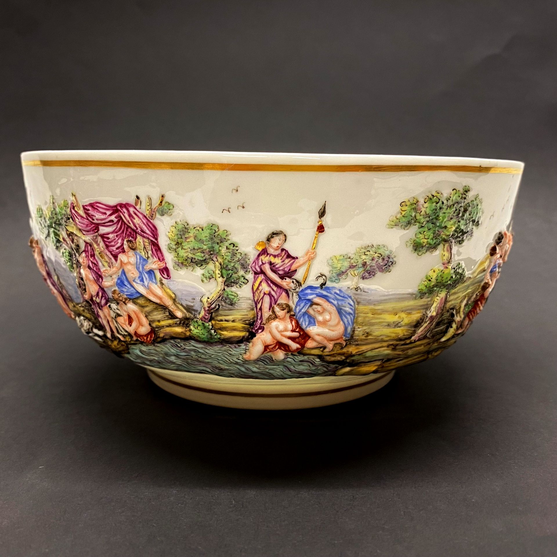 A Naples porcelain bowl. Dia. 19cm x H. 8cm
