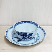 Nanking Cargo. A fine Chinese porcelain tea bowl and dish Dia. 10.5cm.