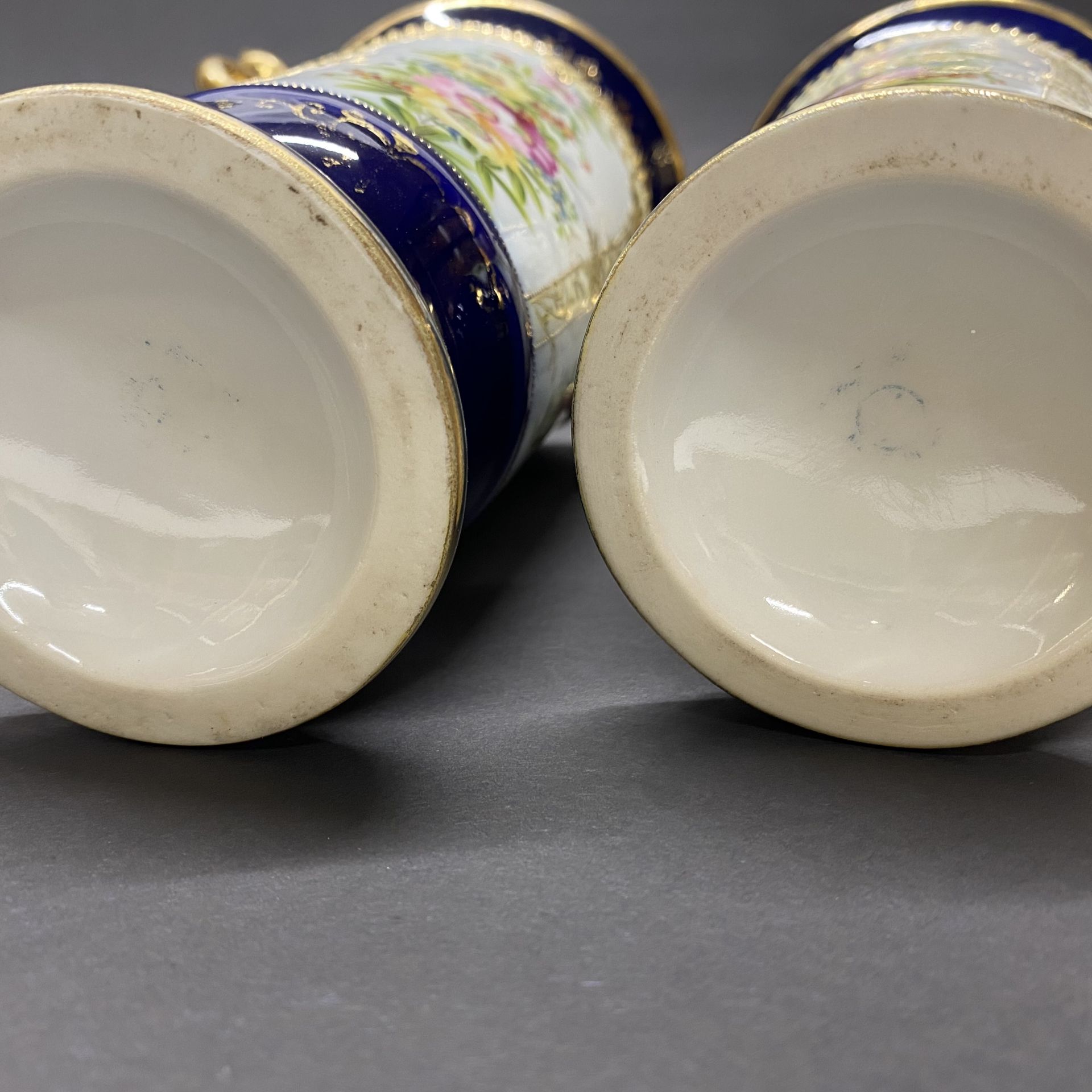 A pair of Japanese porcelain vases. H. 20cm. (Slight A/F) - Image 3 of 3
