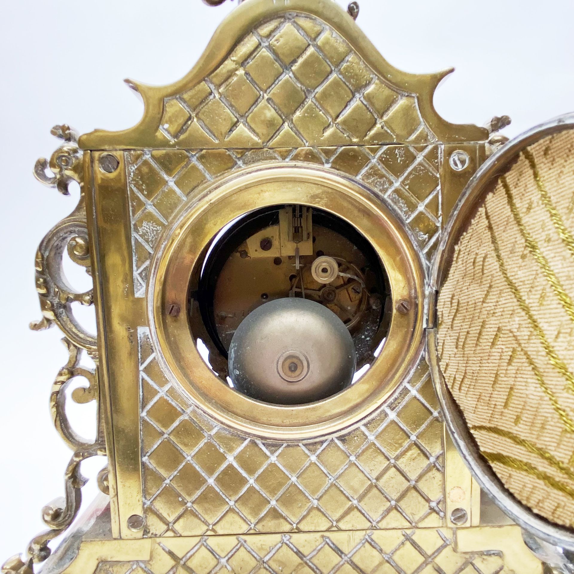 An early 20thC brass striking mantle clock H.45cm. - Image 4 of 4