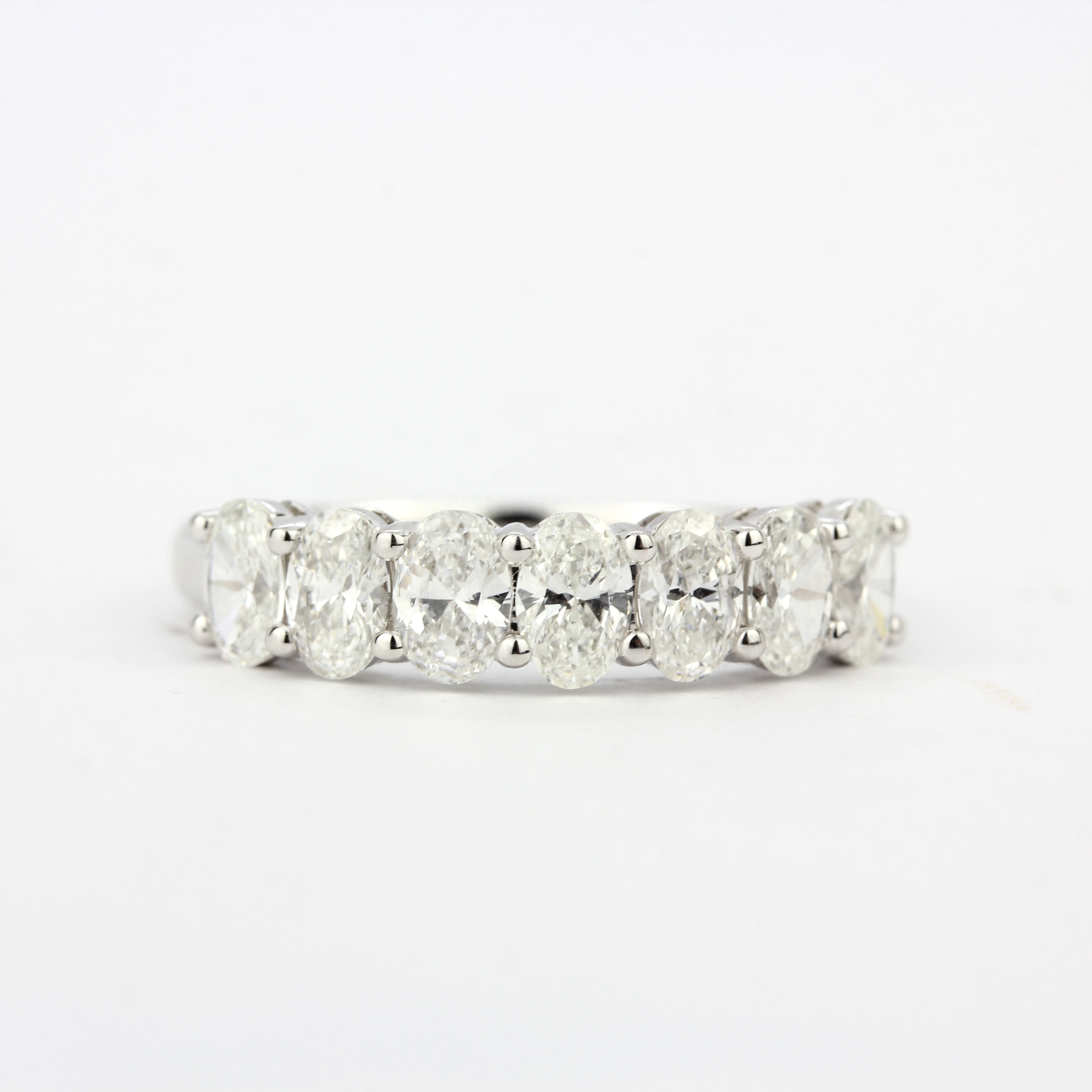 An 18ct white gold ring set with seven oval cut diamond, overall 1.37ct, ring size O.5