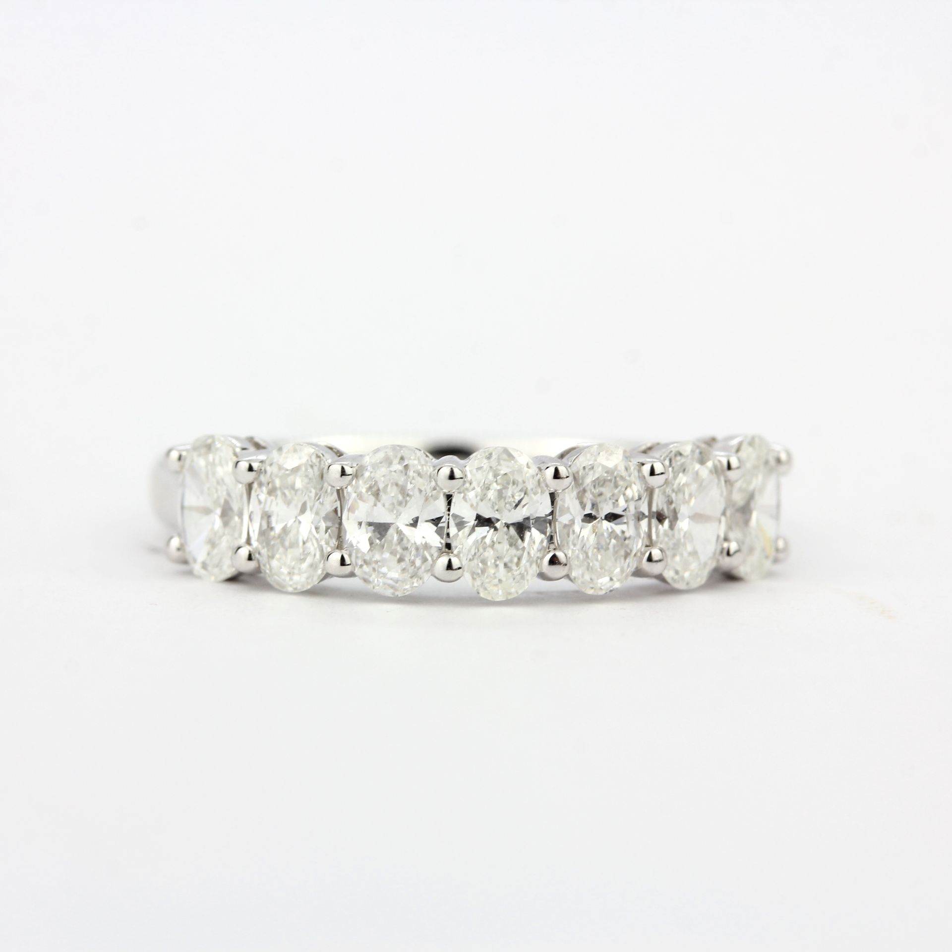 An 18ct white gold ring set with seven oval cut diamond, overall 1.37ct, ring size O.5