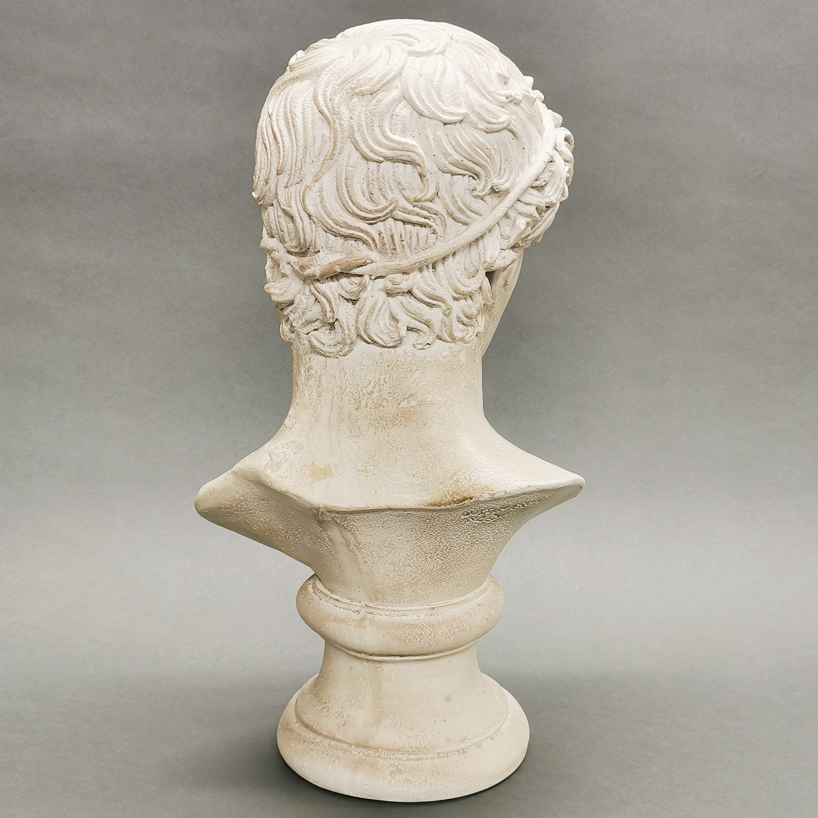 A plaster classical bust by Austin Prod. dated 1984, H. 46cm. - Image 3 of 5