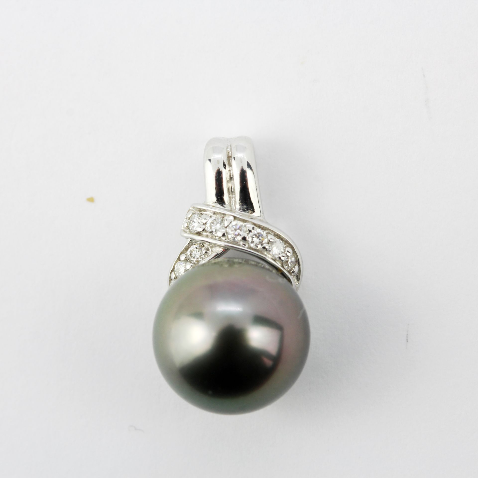 A 9t white gold pendant set with a black Tahitian pearl and diamonds, L. 5.6cm.