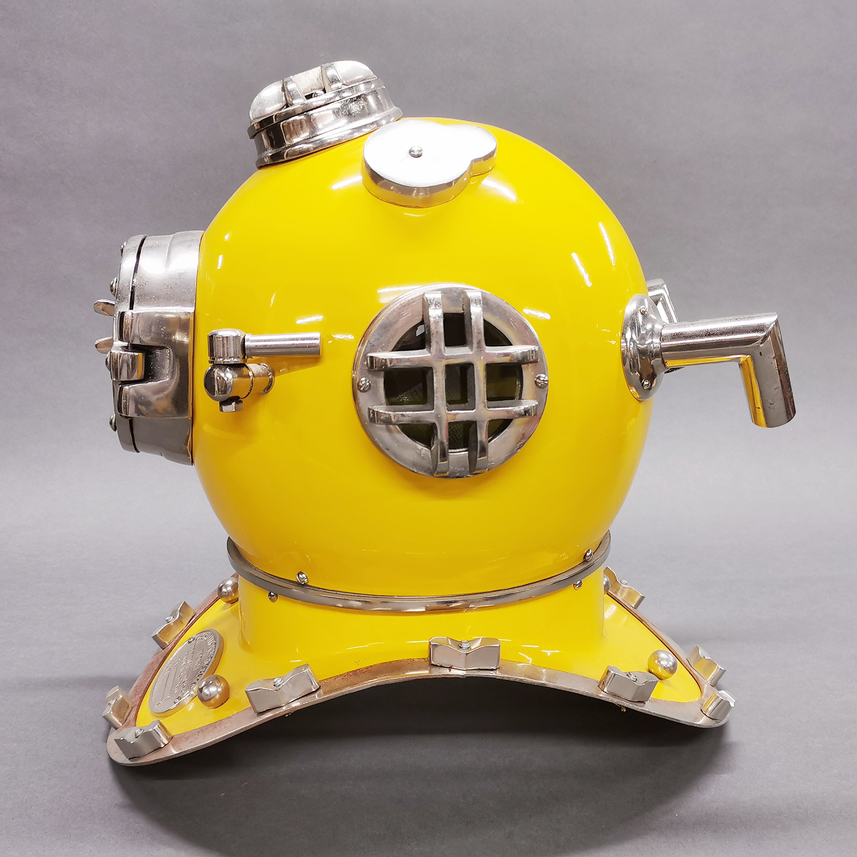 A decorative divers helmet, H. 45cm. - Image 2 of 4