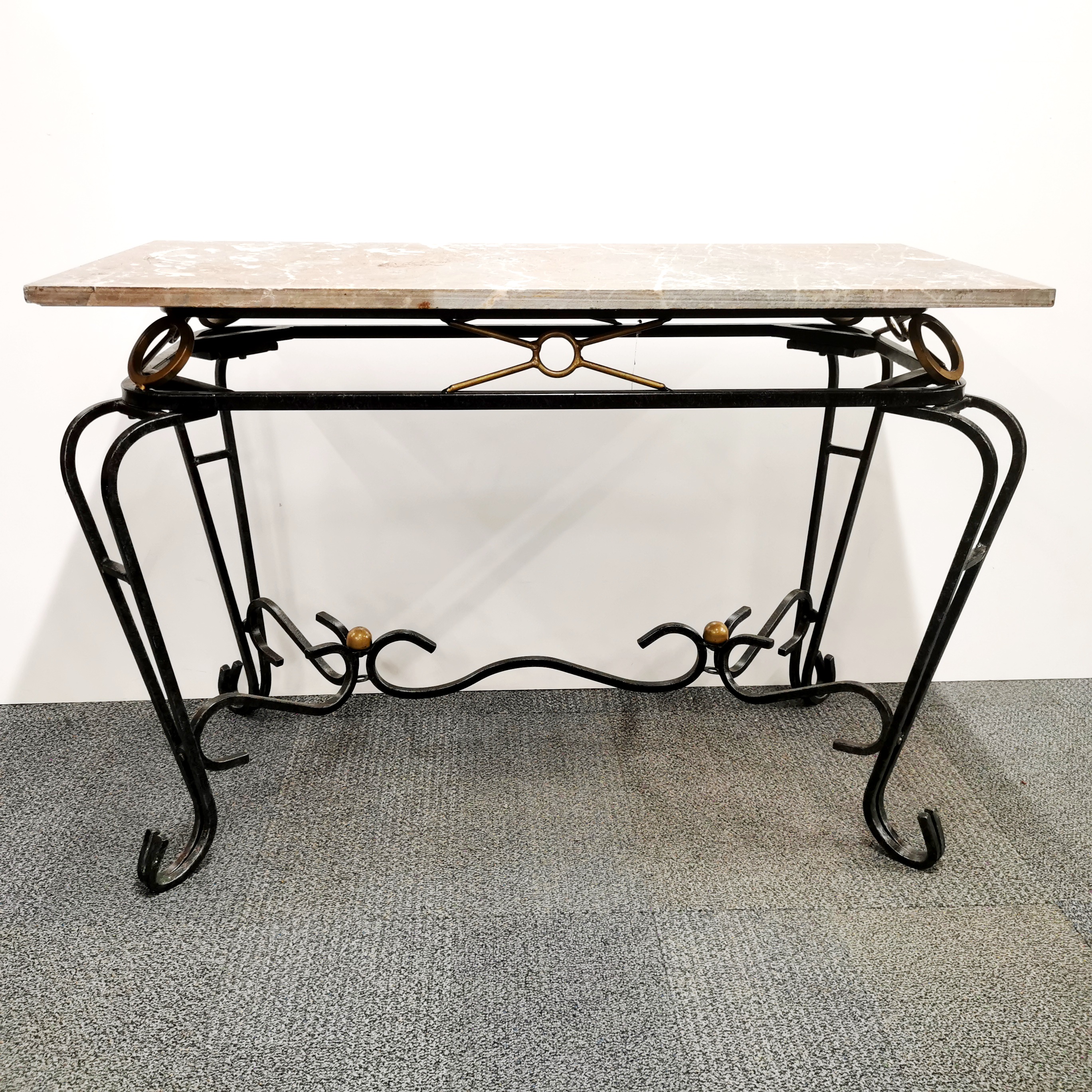An interesting vintage wrought metal display stand and matching marble topped table and four - Image 3 of 7