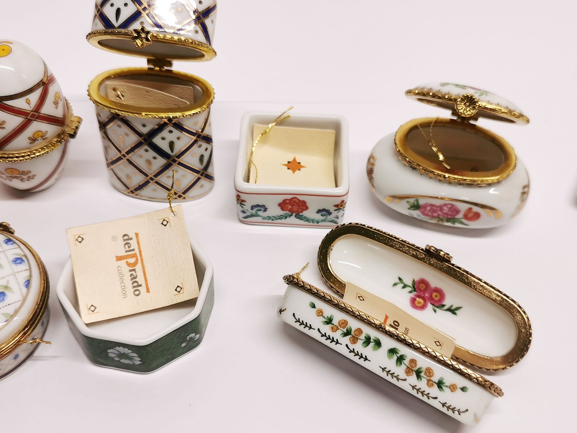 A group of mixed porcelain pill boxes. - Image 2 of 2