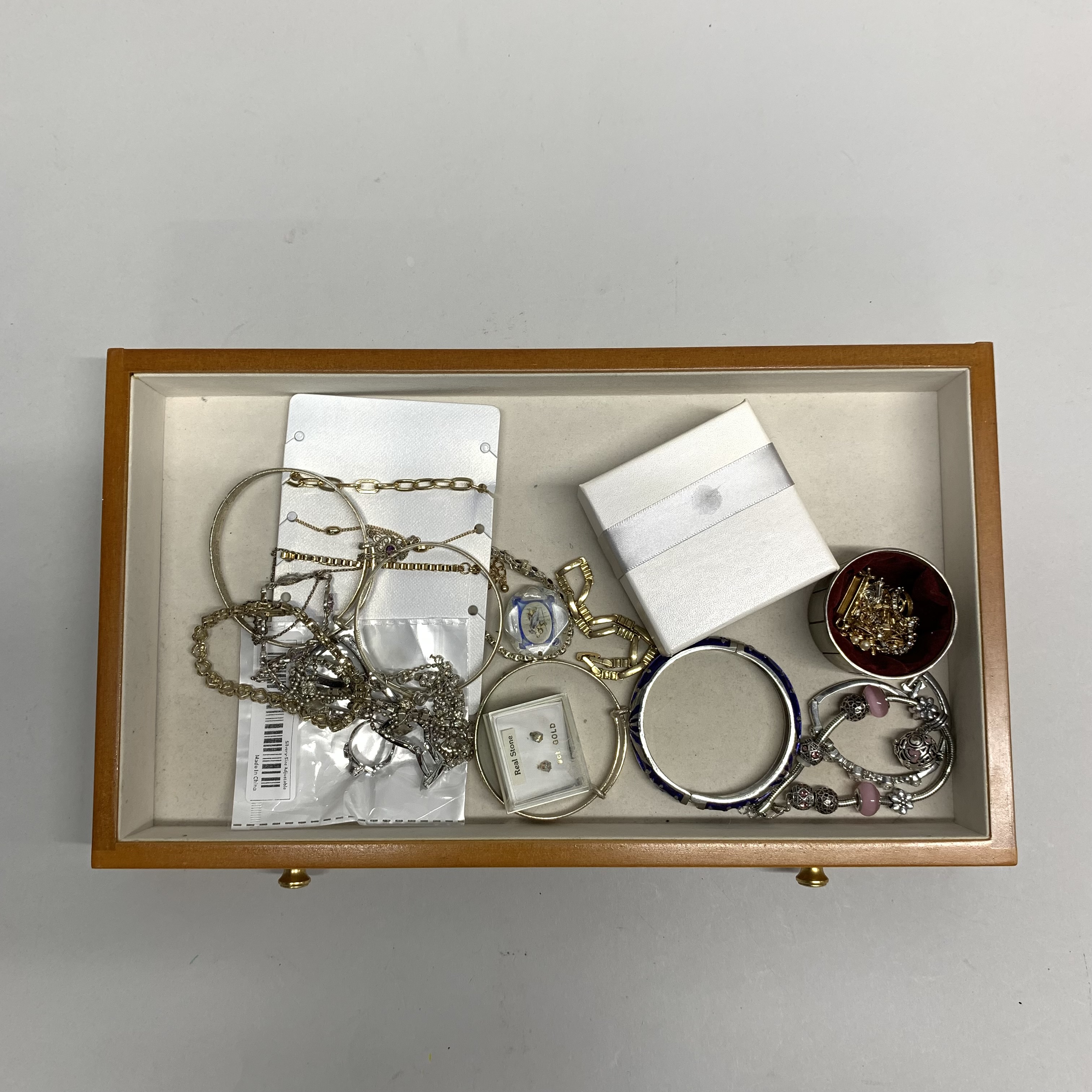 A large jewellery box and other contents. - Image 3 of 4