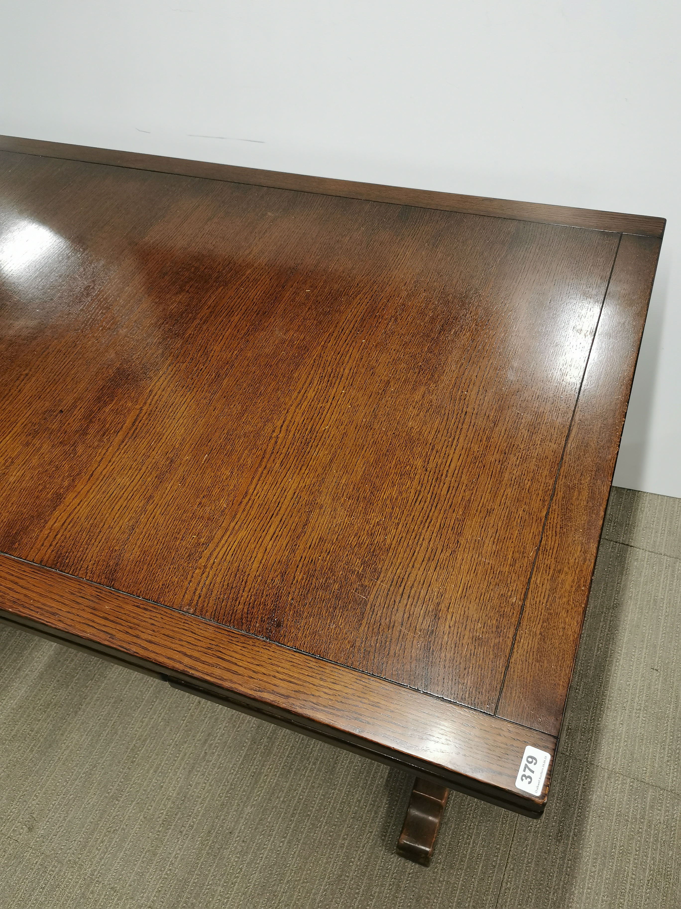 A heavy quality extending oak dining table, not extended 170 x 90 x 78cm. - Image 3 of 5
