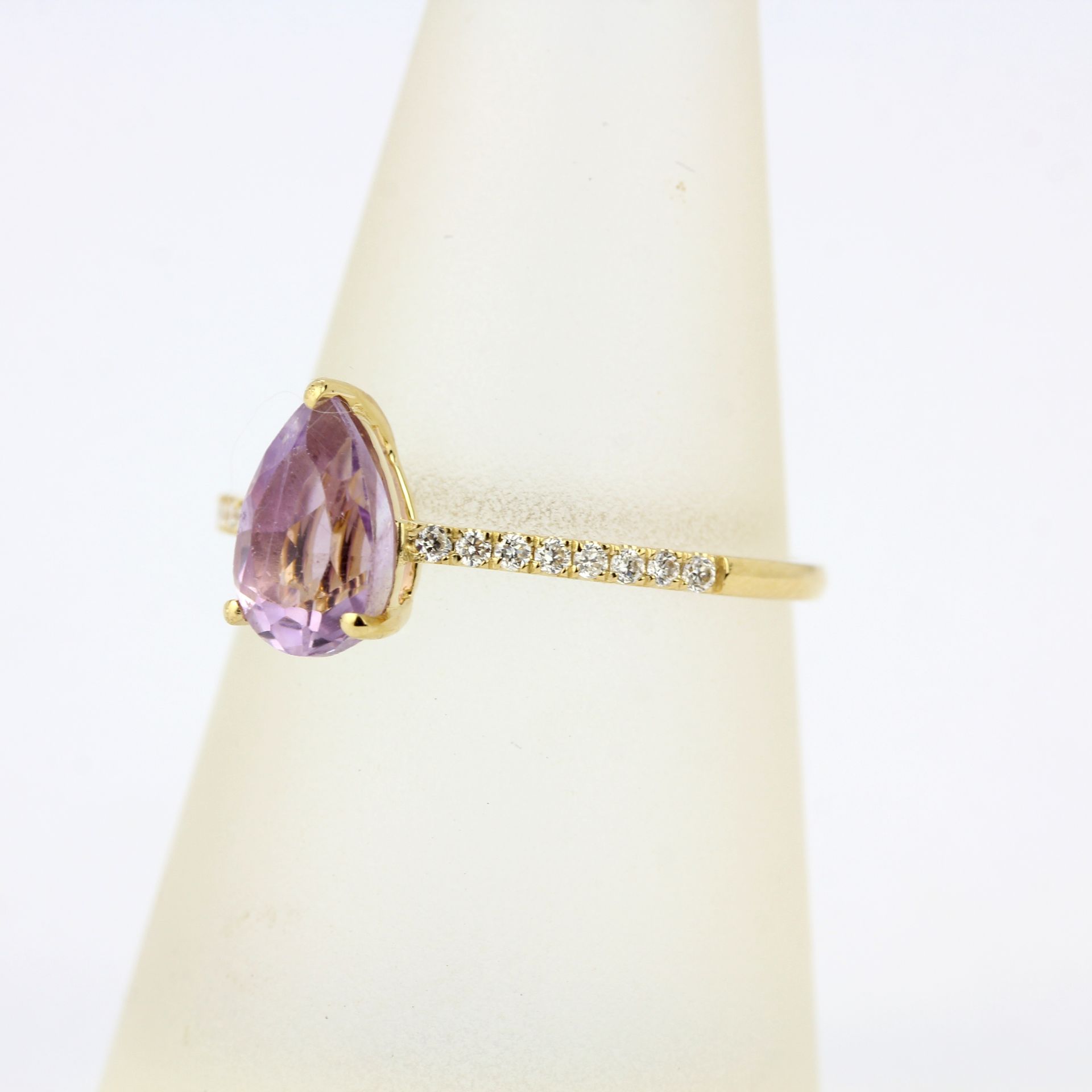 An 18ct yellow gold amethyst and diamond set ring, ring size O. - Image 4 of 4
