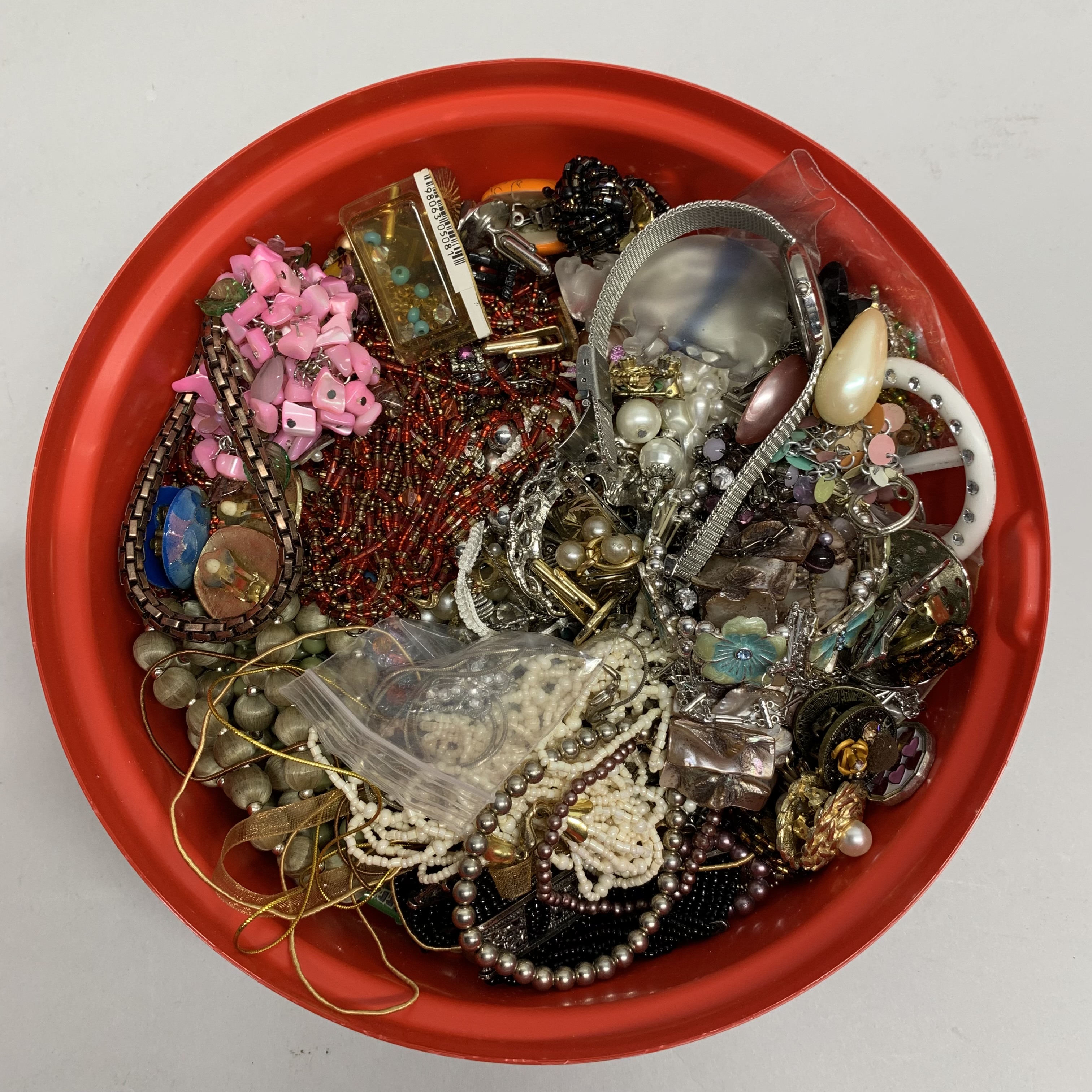 A large quantity of costume jewellery. - Image 2 of 3