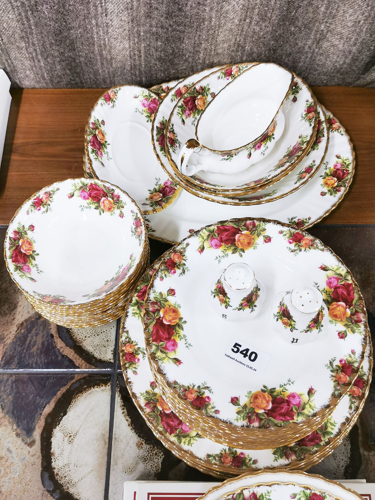 A twelve setting Royal Albert Old Country Roses dinner service with one tureen, table mats, etc. - Image 4 of 6