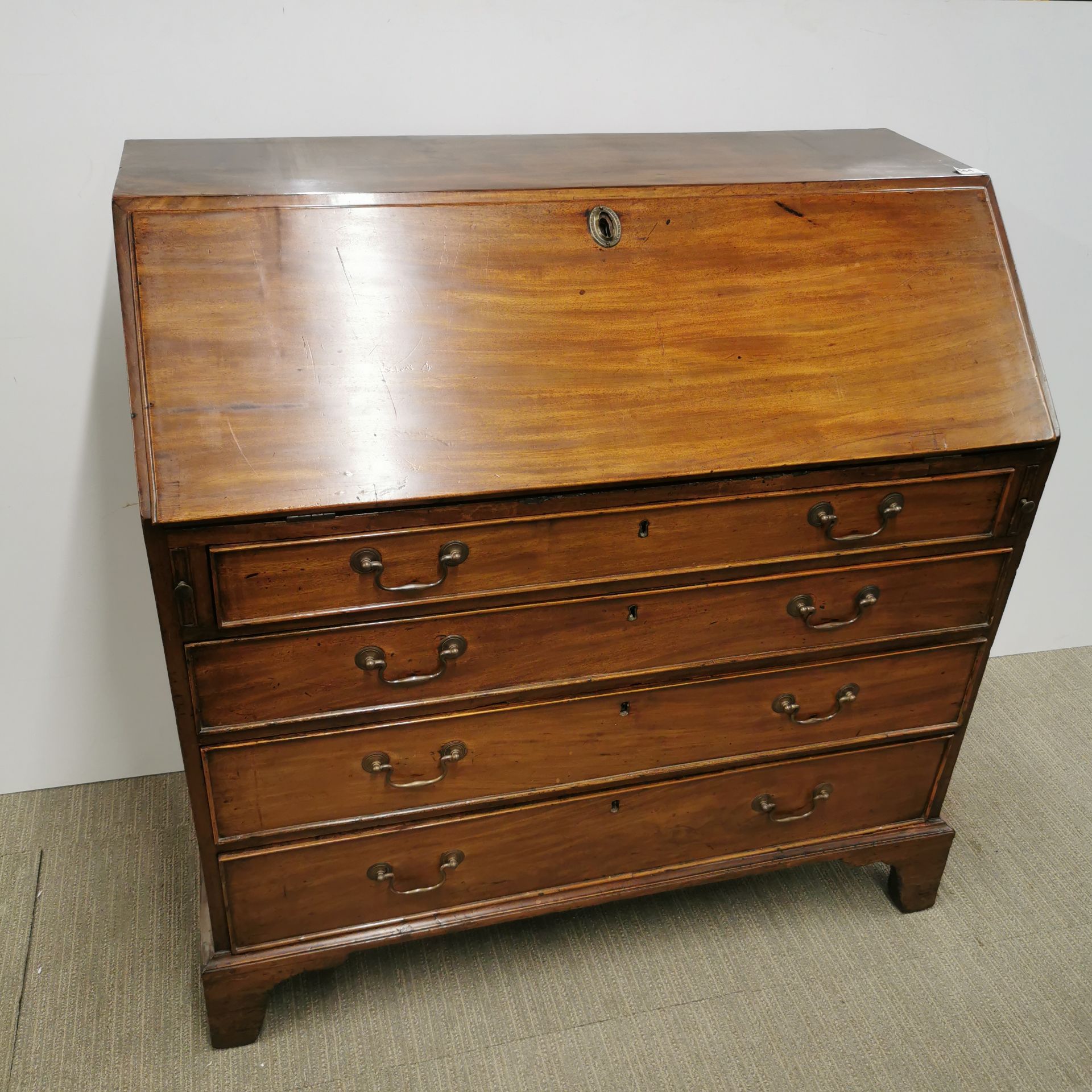 A Georgian four drawer mahogany bureau, size 106 x 54 x 107cm.