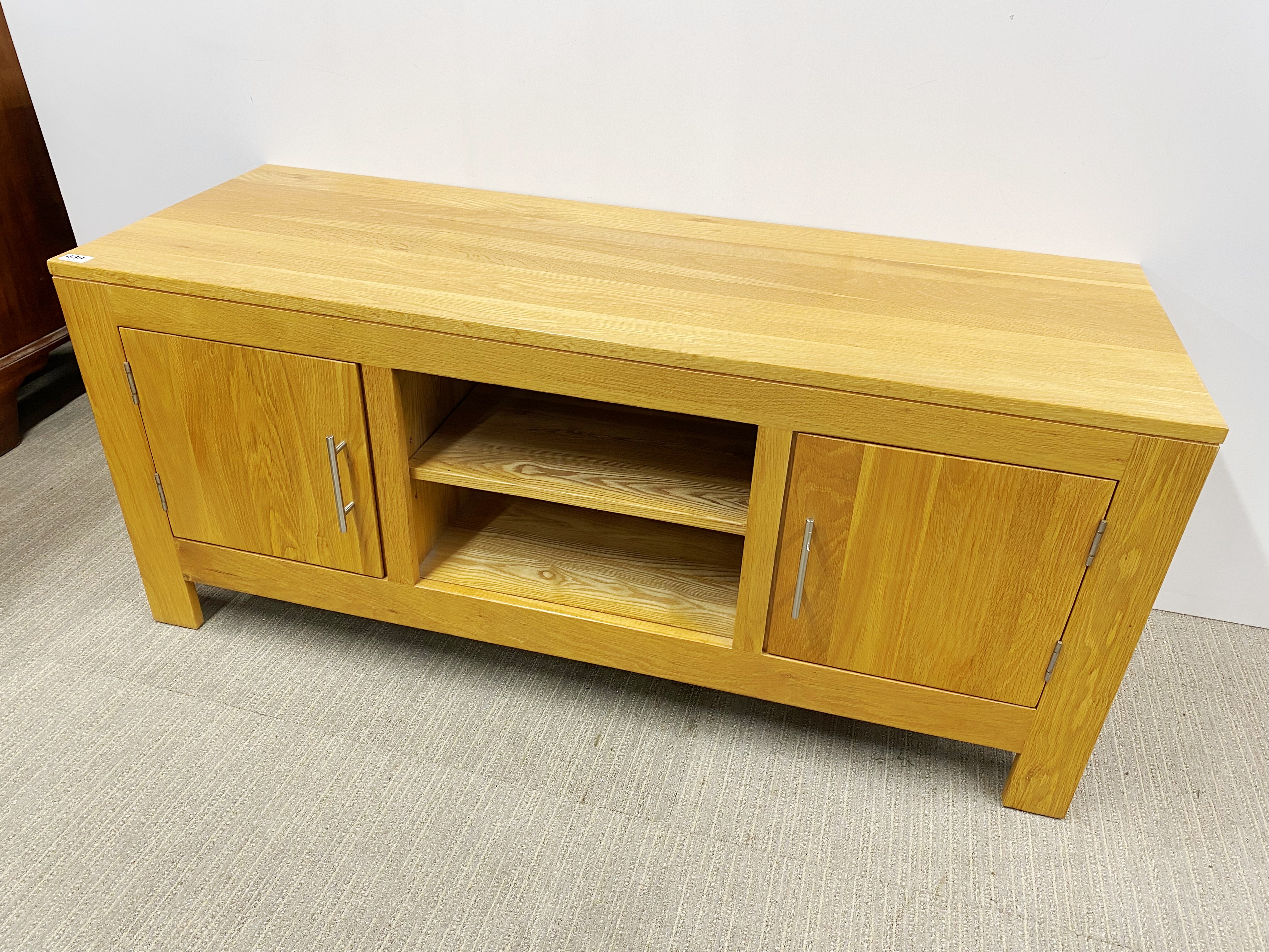 A heavy quality light oak TV stand/hifi cabinet, L. 139 x 50 x 60cm. - Image 2 of 2