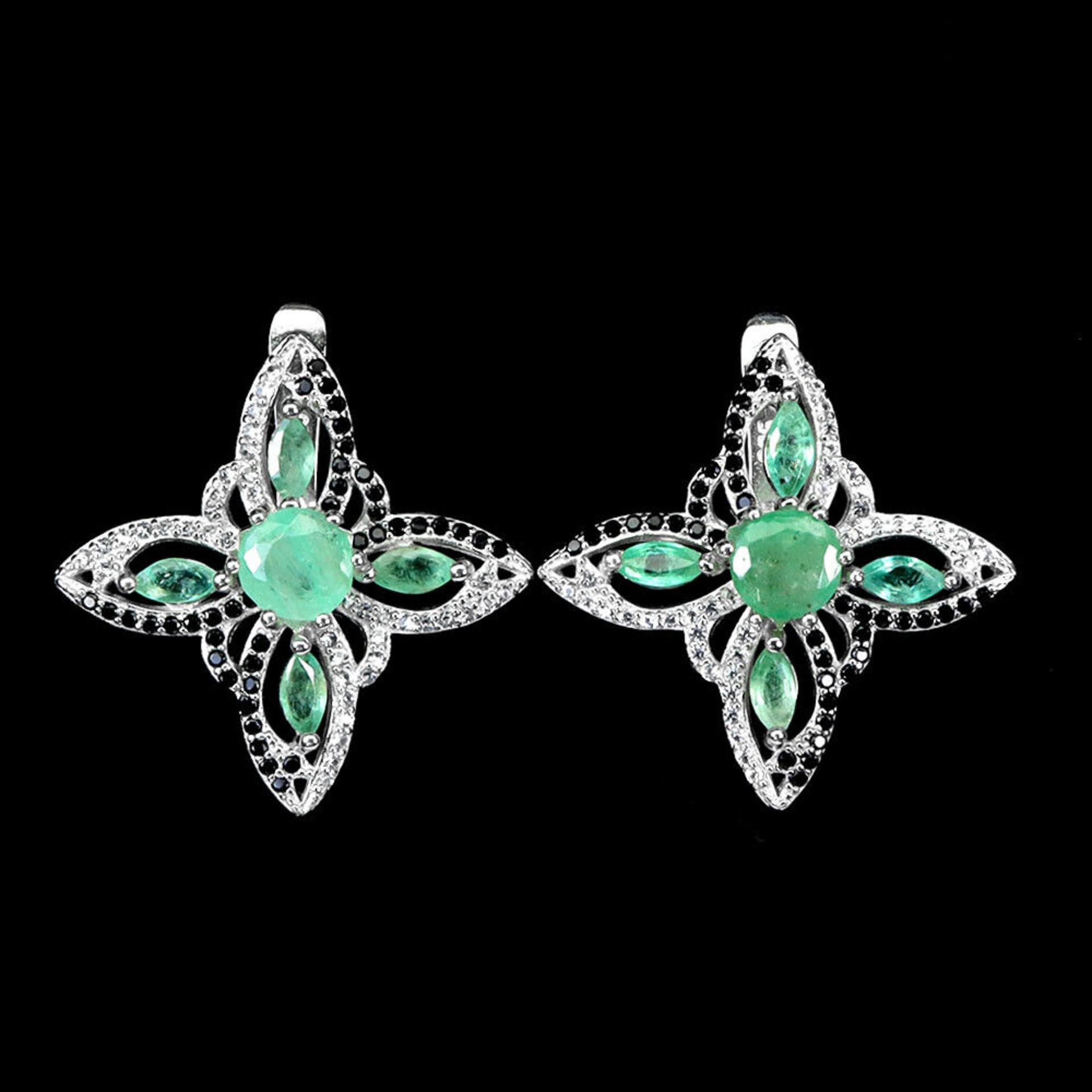 A matching pair of 925 silver earrings set with emeralds and black spinels, L. 2.6cm.