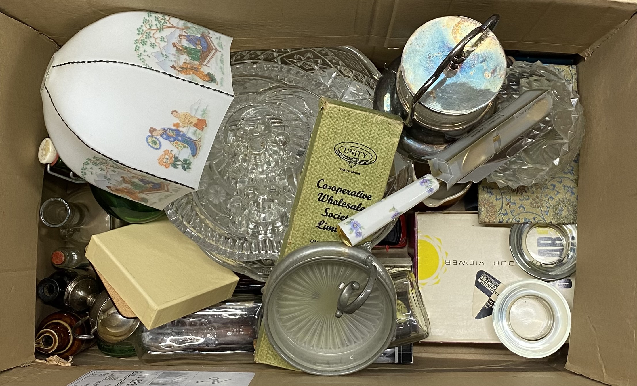 A box of mixed china, glass and other items. - Image 2 of 2