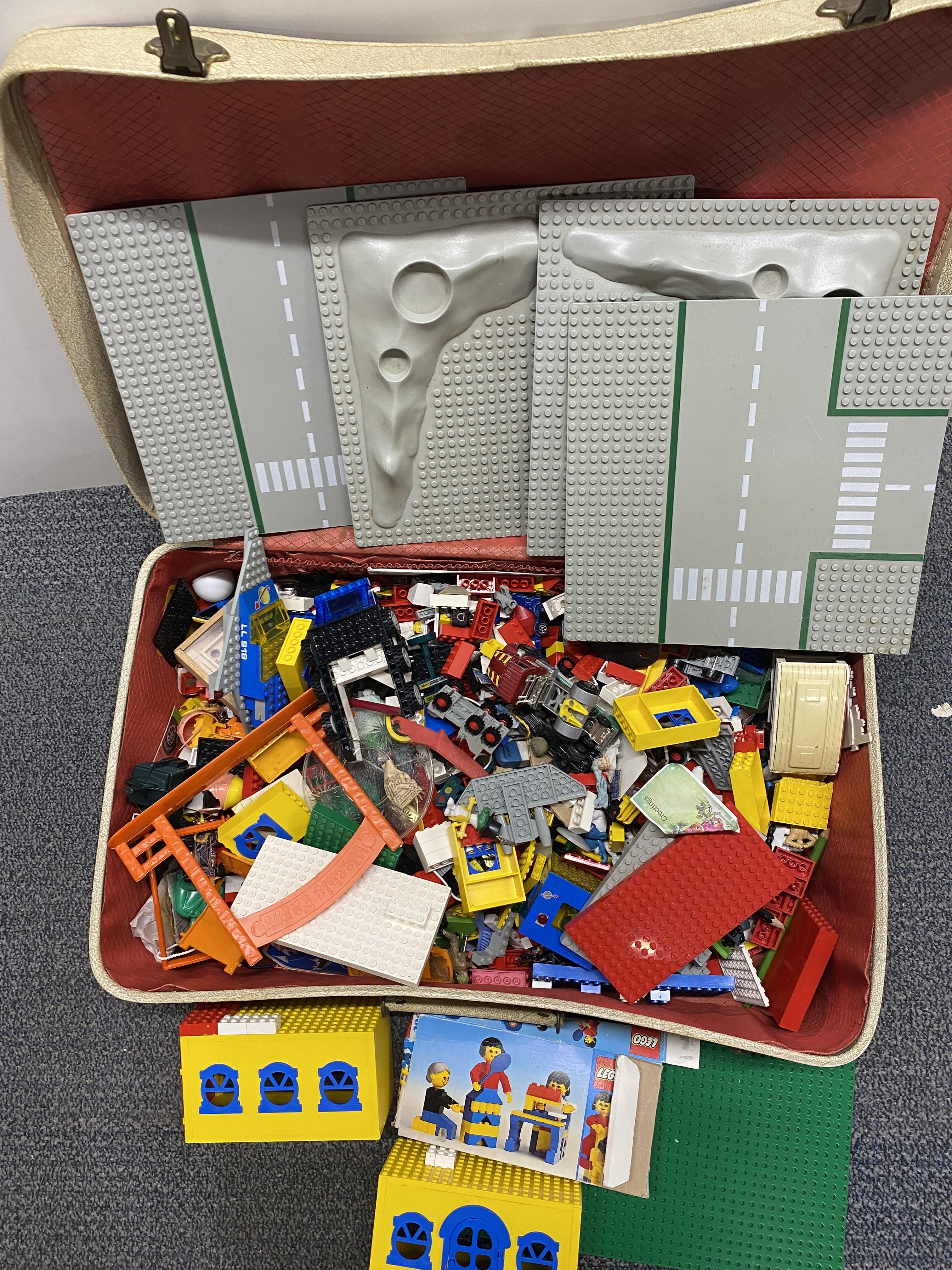 A case of vintage Lego. - Bild 2 aus 2