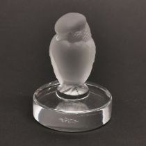 A small frosted crystal figure of a bird engraved Lalique France, H. 6cm.