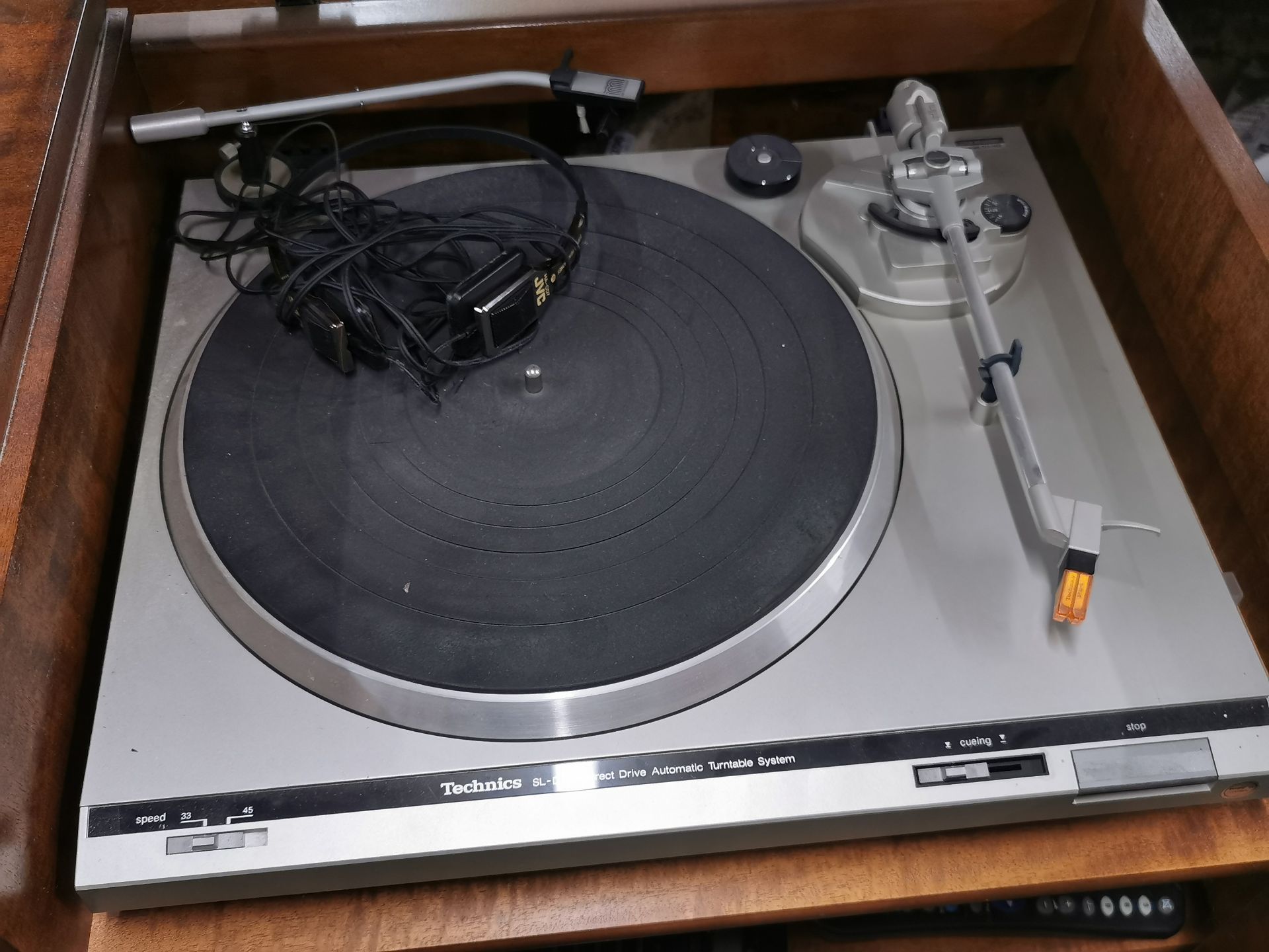 A Technics vintage turntable and Hi-Fi set with mahogany and walnut veneered cabinet. - Image 4 of 4