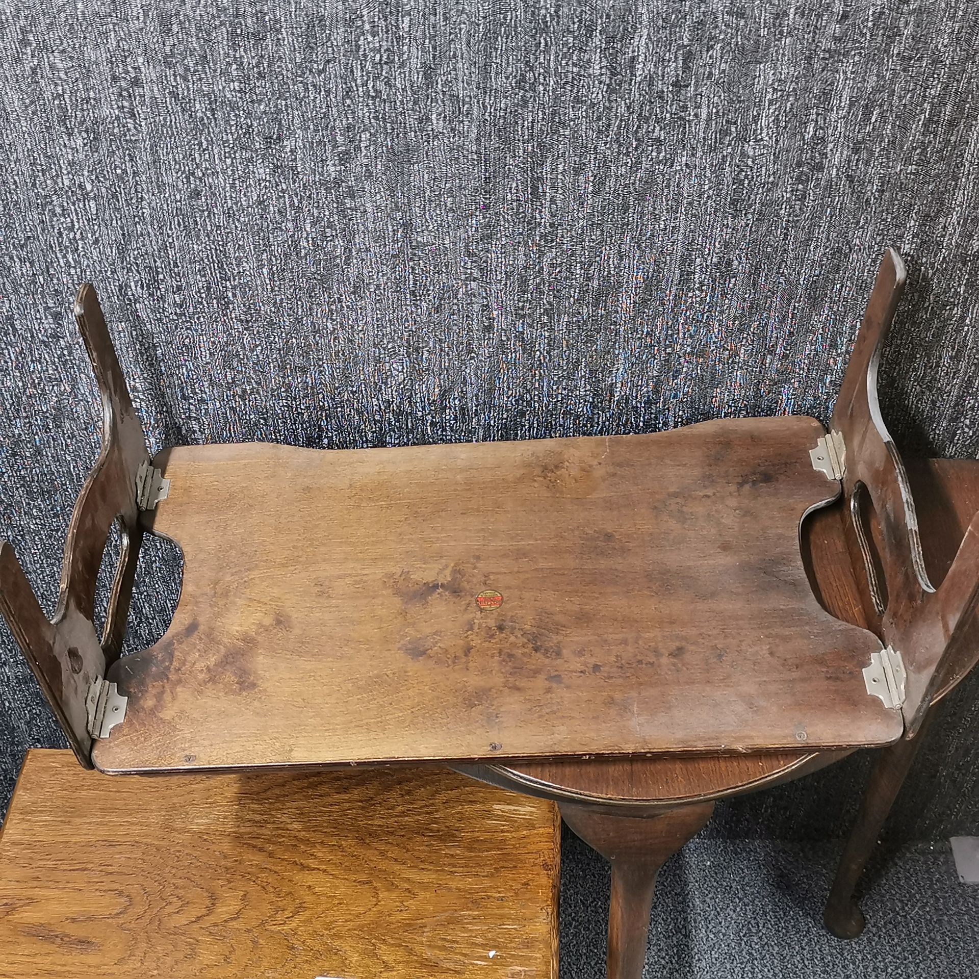 A vintage oak magazine rack with a hall table and folding tray. - Image 3 of 3