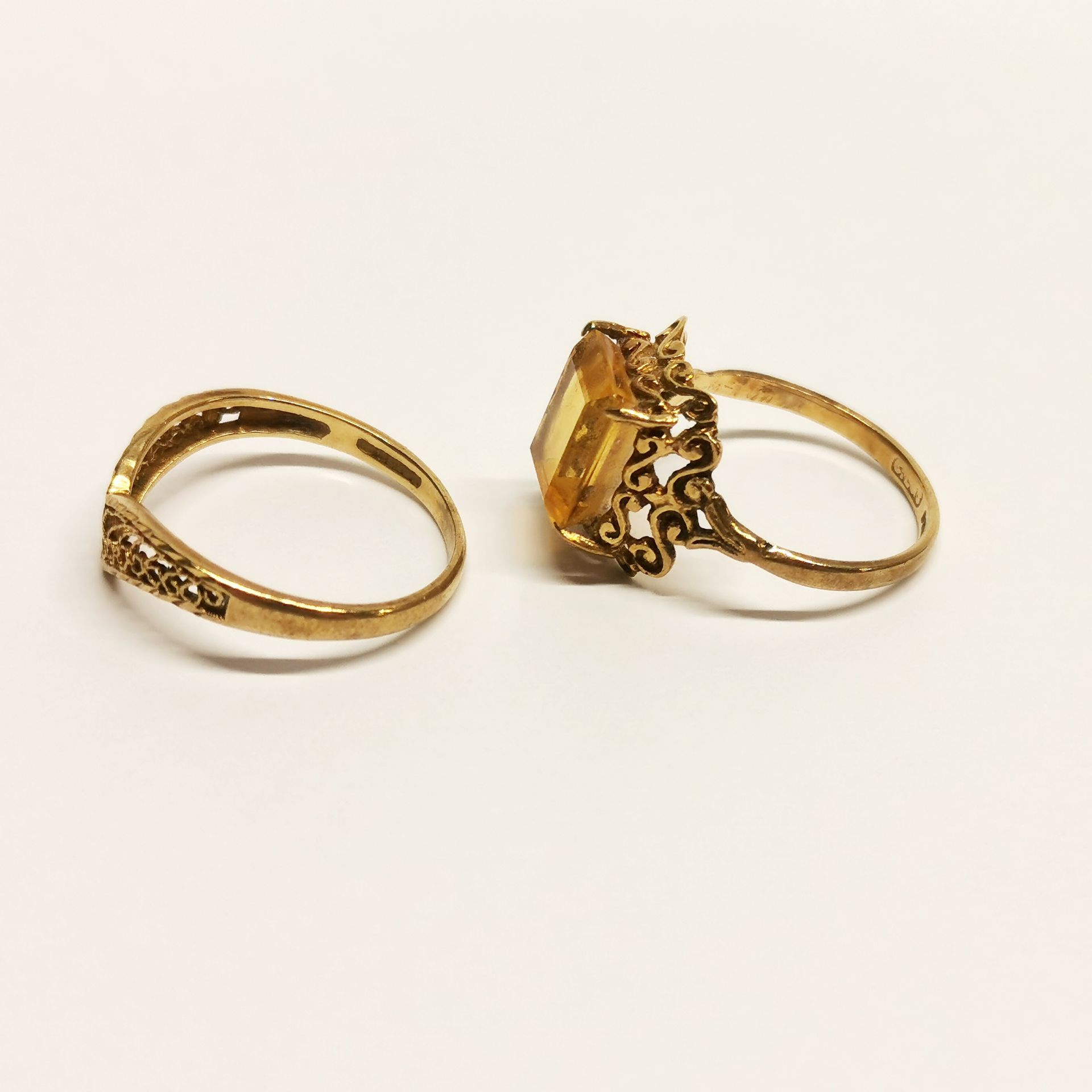 Two small 9ct gold rings and a 9ct gold crystal necklace. - Image 3 of 5