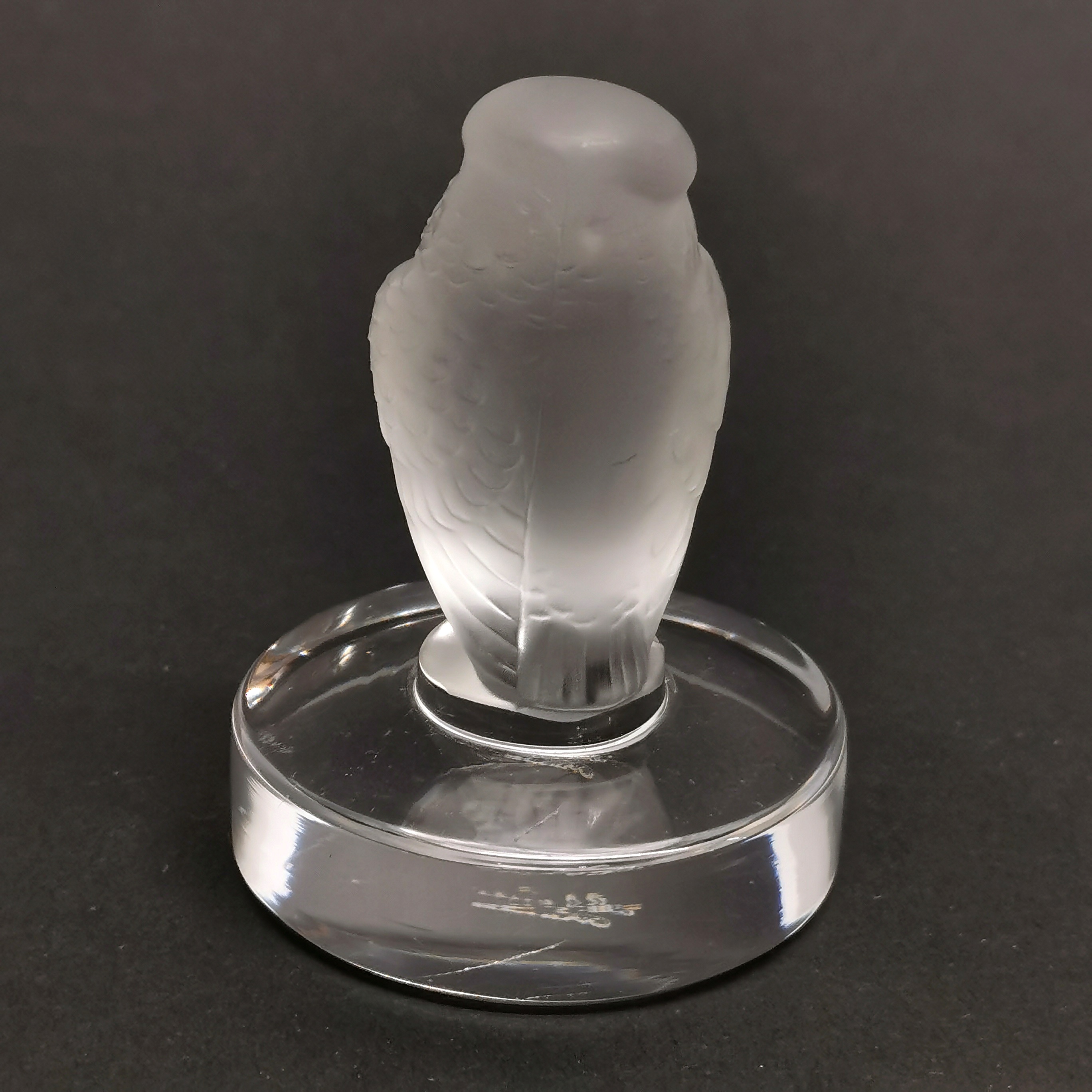 A small frosted crystal figure of a bird engraved Lalique France, H. 6cm. - Image 2 of 3