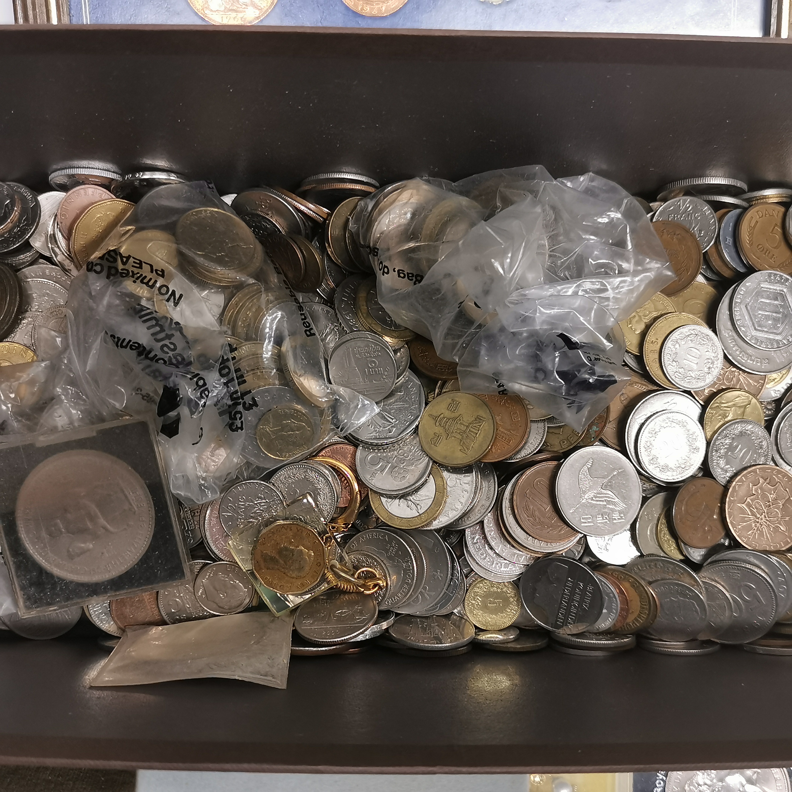 A box of mixed coins. - Image 3 of 3