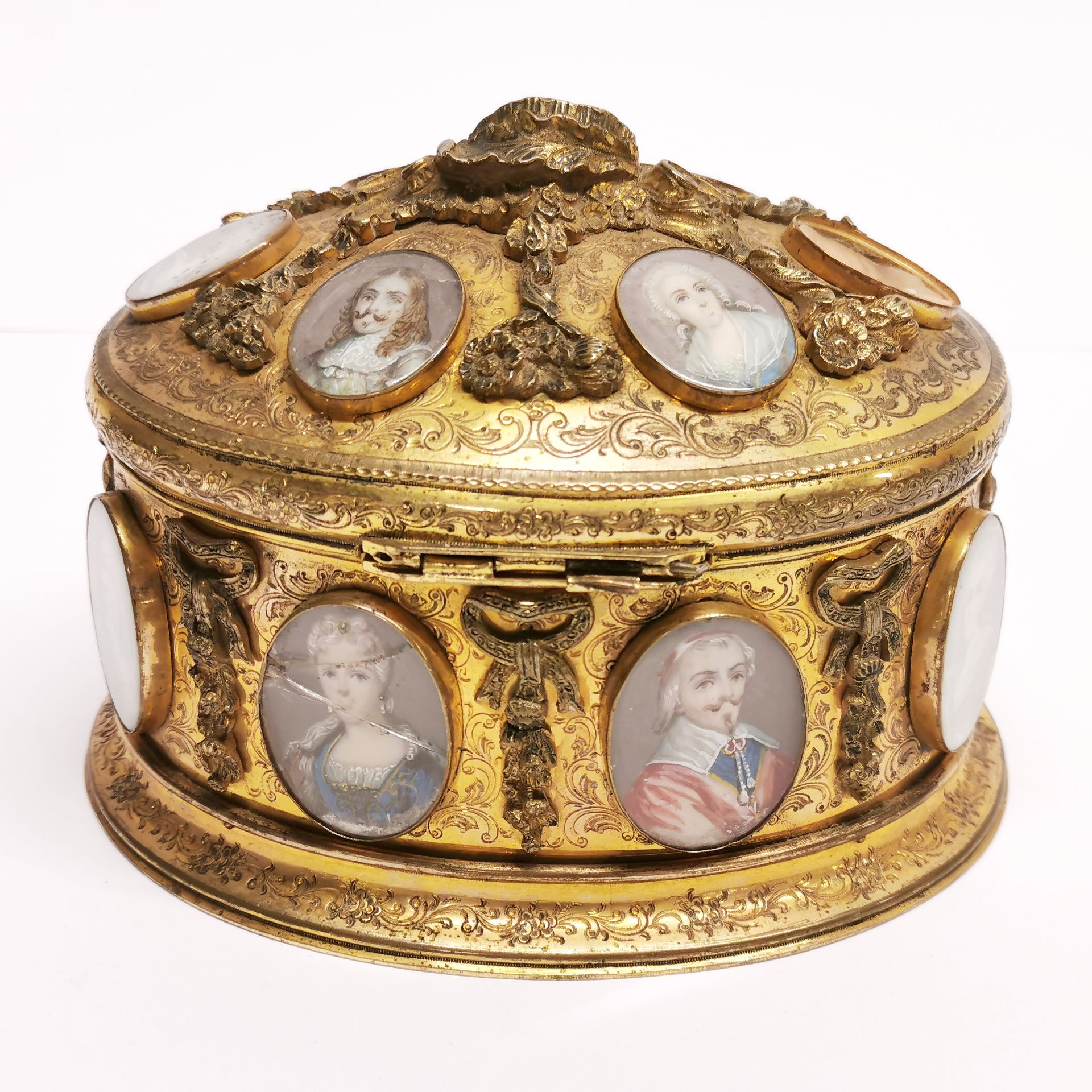 A superb 18thC French gilt casket embellished with hand painted portrait miniatures of courtiers, - Image 5 of 5