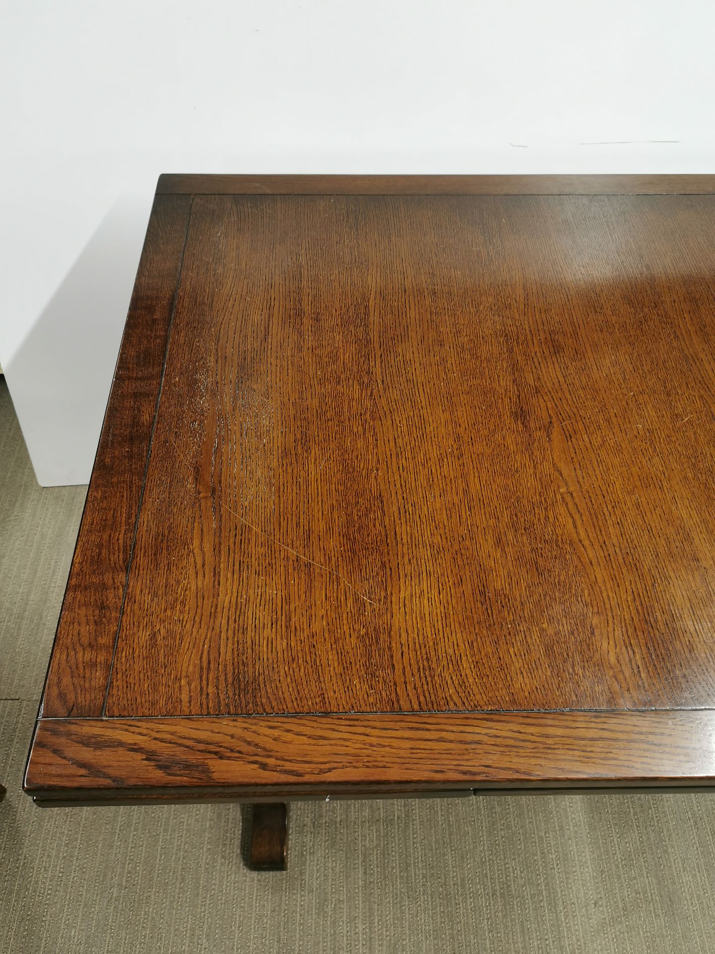 A heavy quality extending oak dining table, not extended 170 x 90 x 78cm. - Image 2 of 5