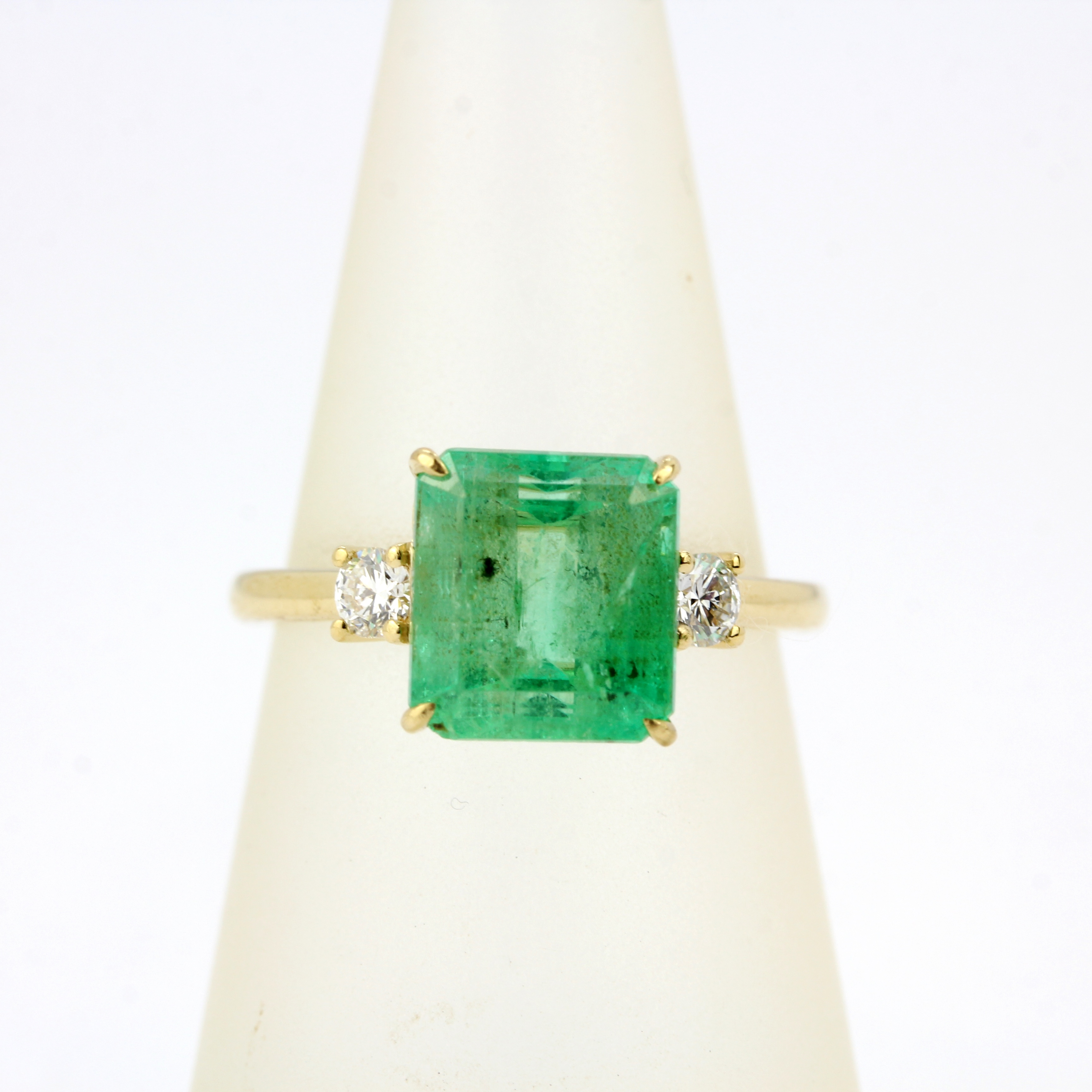 An 18ct yellow gold ring set with an emerald cut emerald flanked by diamonds, emerald 3.26ct, - Image 3 of 3