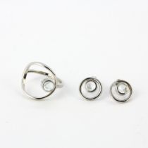 A set of matching 925 silver ring and pair of earrings set with cabochon cut aquamarines, L. 1.