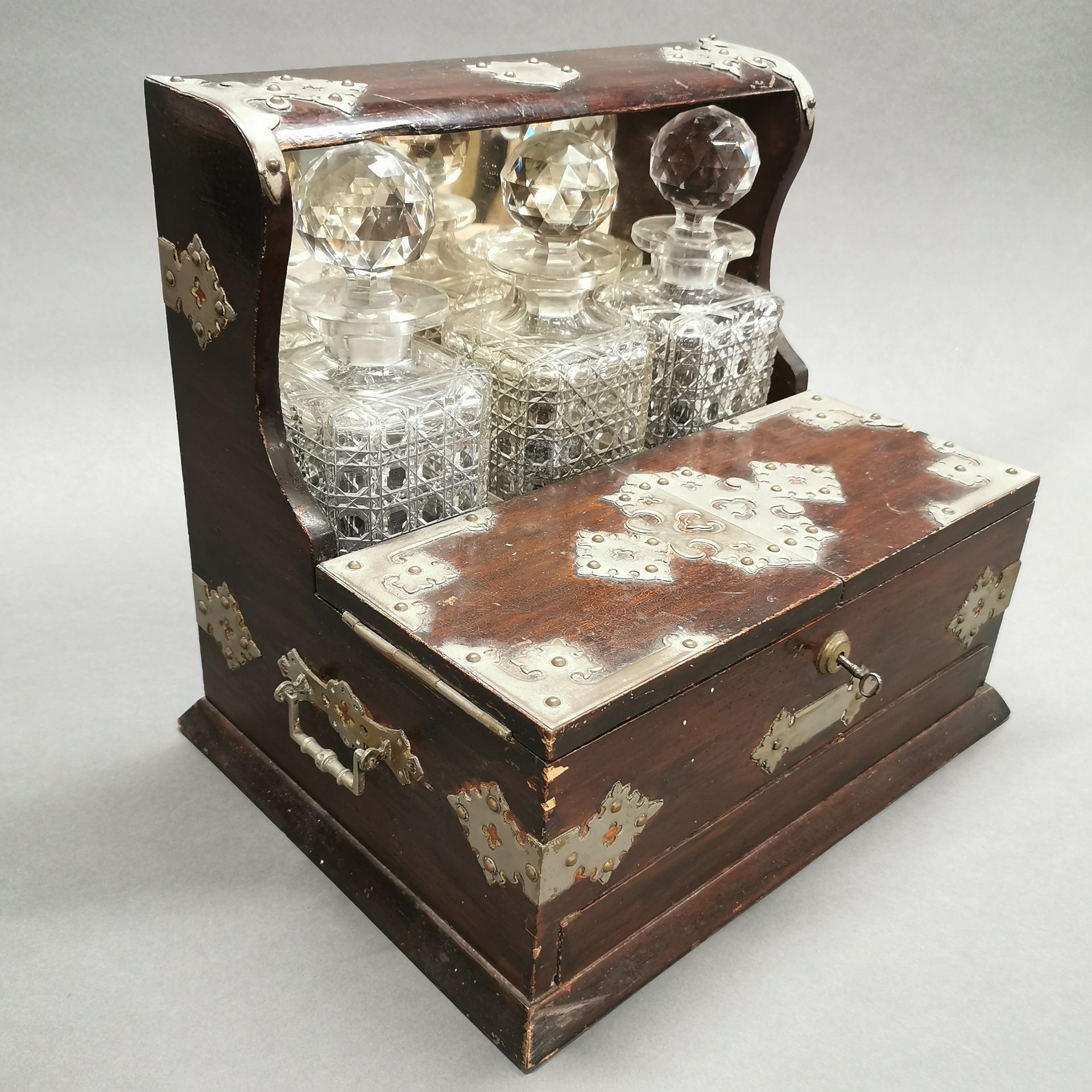 A three bottle cut crystal and mahogany tantalus stand, 36 x 17 x 32cm. - Image 4 of 4