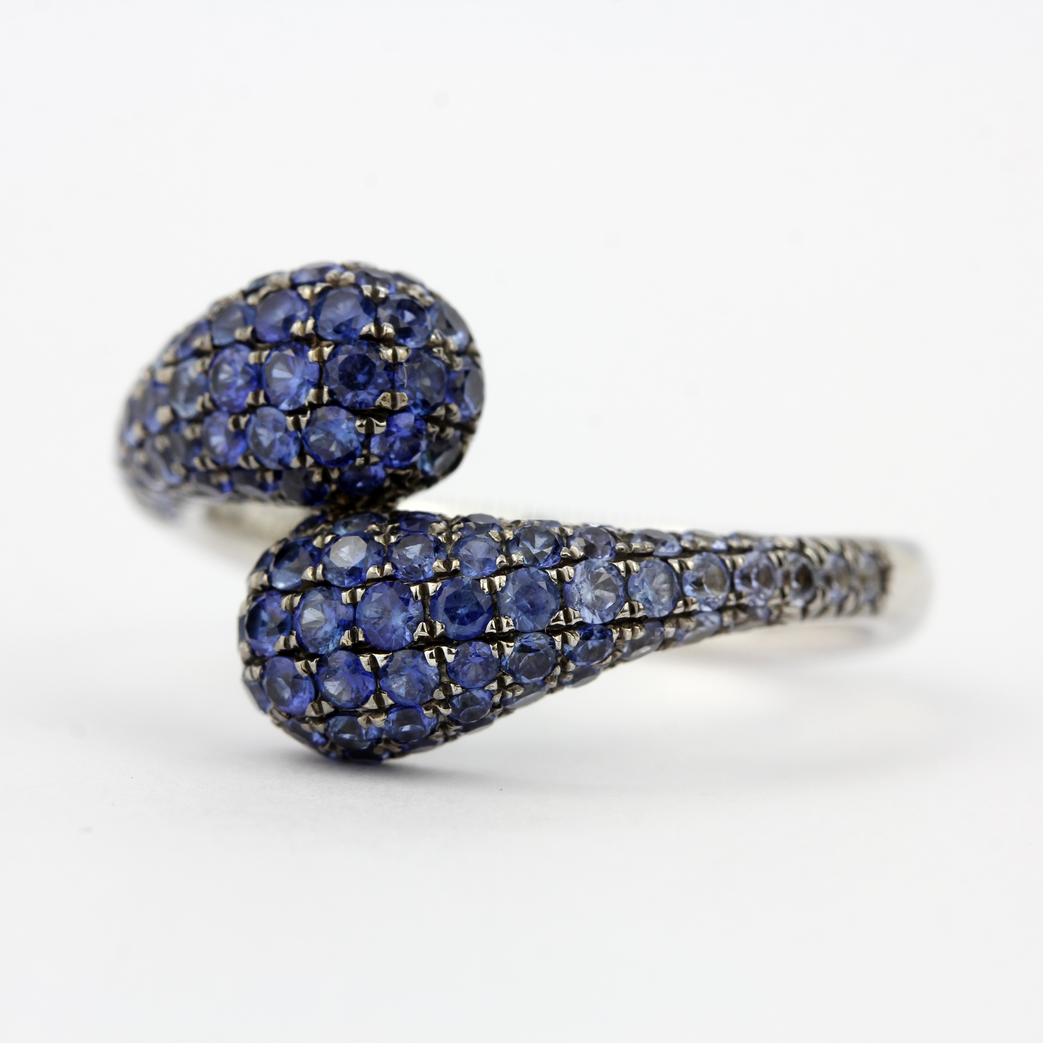 An 18ct white gold (stamped 750) ring set with graduated colour sapphires, ring size P. - Image 4 of 4