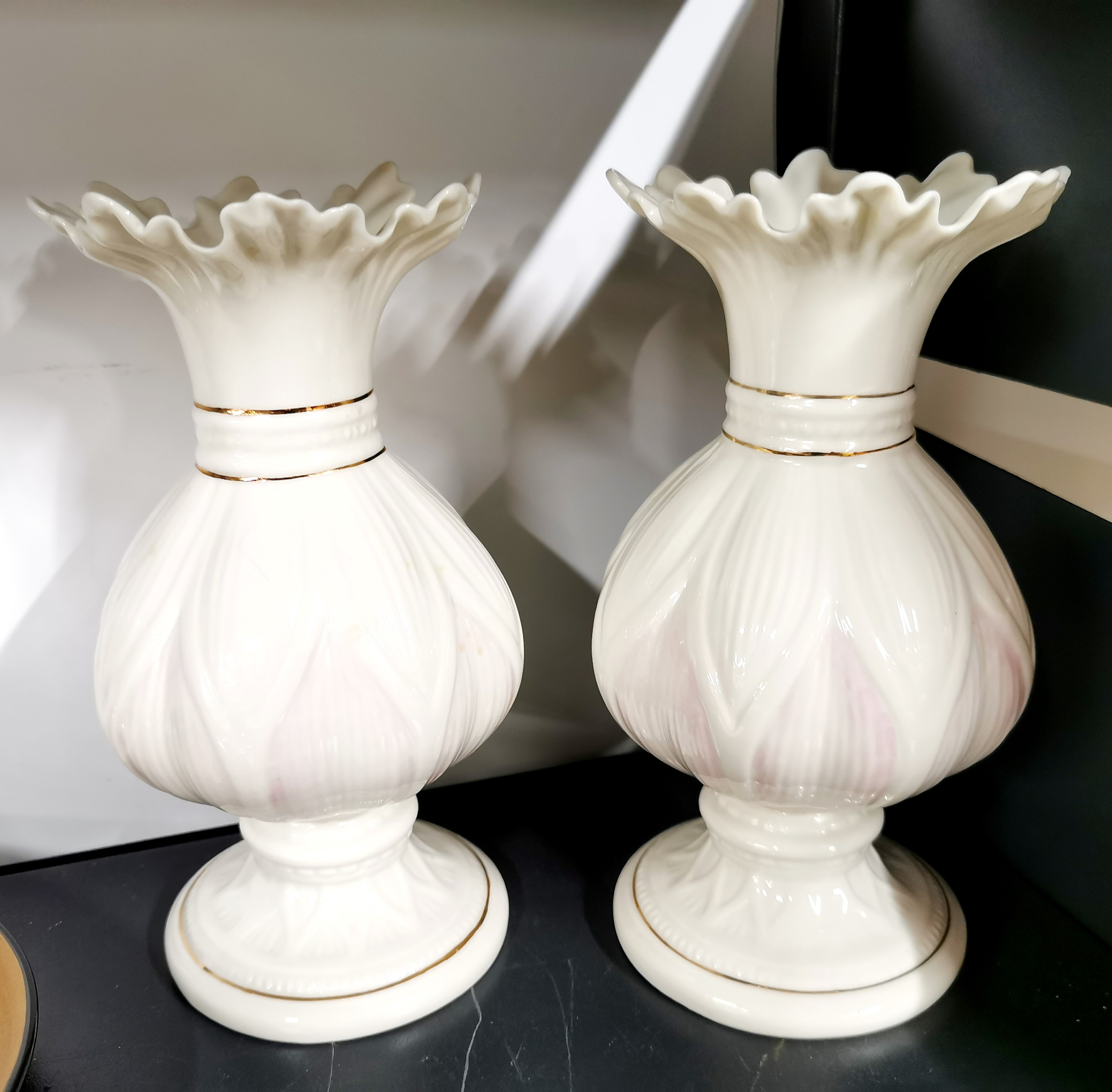 A pair of Belleek porcelain vases, H. 20cm. Together with a further interesting items. - Image 4 of 5