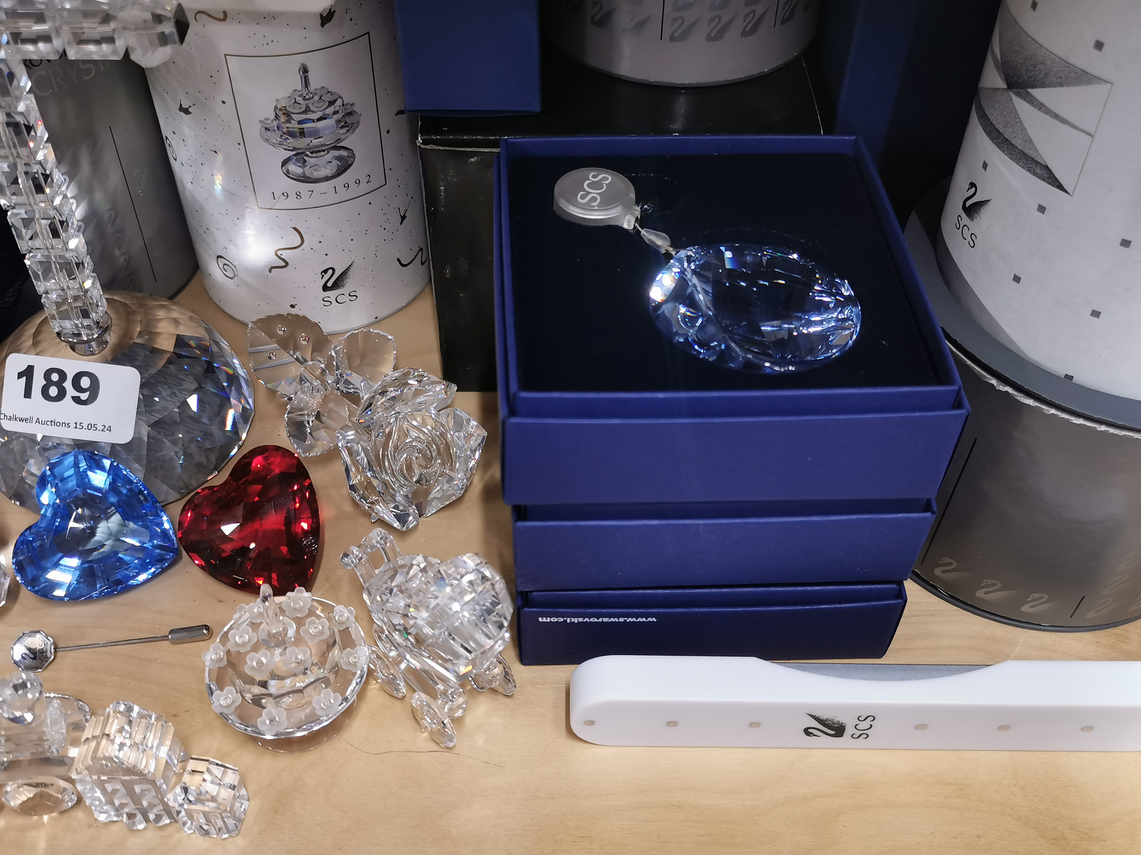 A collection of mixed Swarovski crystal items mostly with boxes including train and cross, cross - Bild 7 aus 7
